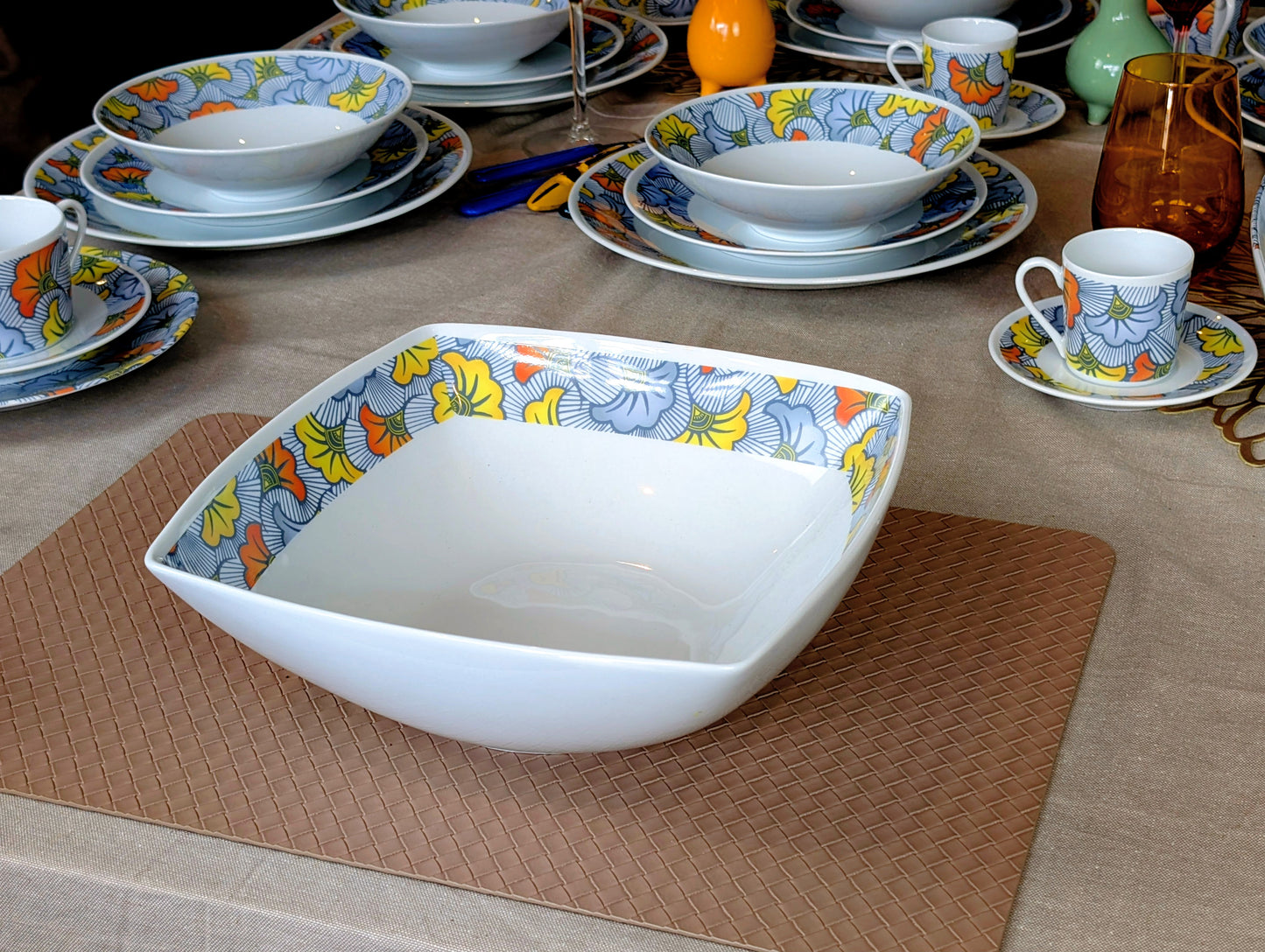 Saladier en porcelaine Française motif anneaux wax d'Afrique "Fleurs de Mariage" dans coffret