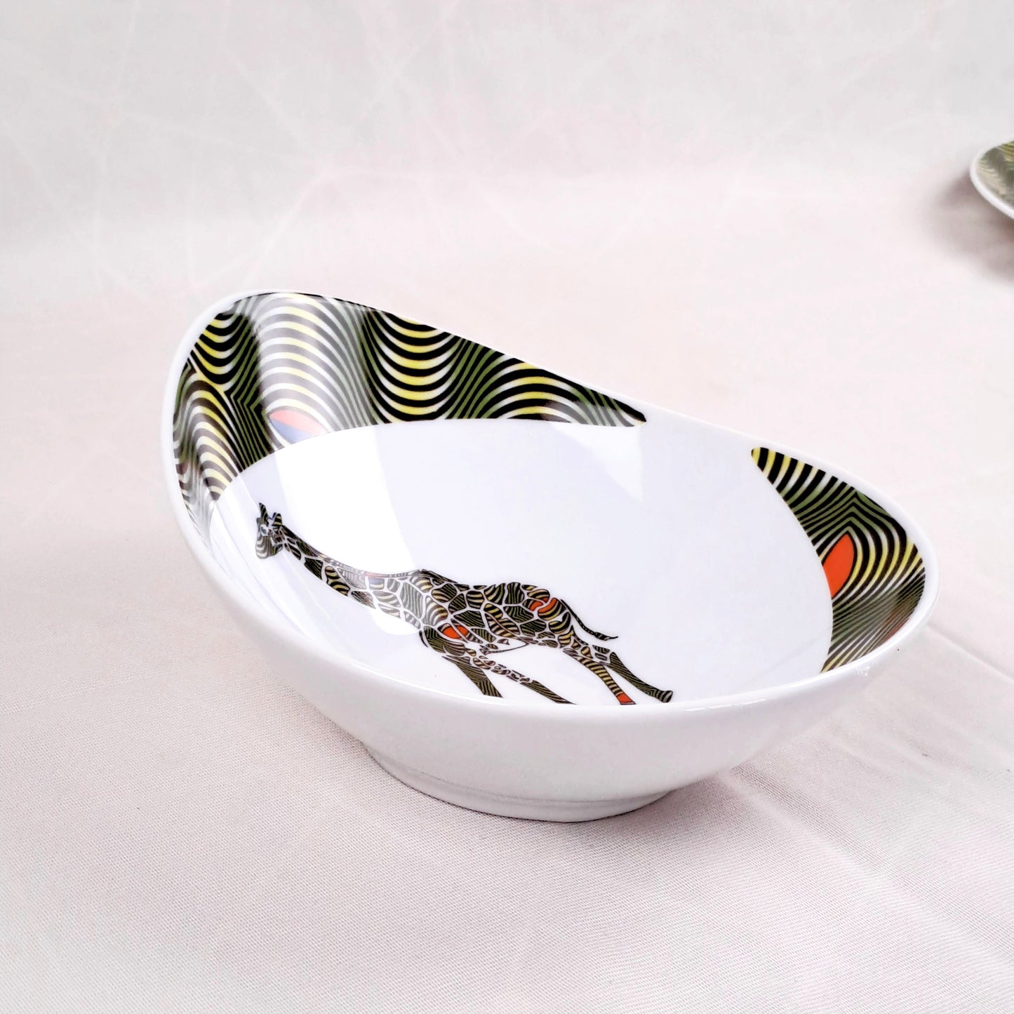 Coffret d'assiettes ovales en porcelaine fine Française fabriquées à la demande avec motif anneau WAX "Oeil de ma rivale" dans coffret de 6 assiettes