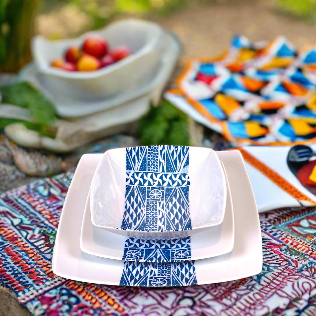 Coffret d'assiettes carrées en porcelaine fine Française fabriquées à la demande avec motif bande ethnique d'Afrique "Ndop" bleu du Cameroun, présenté dans un coffret de 6 assiettes.