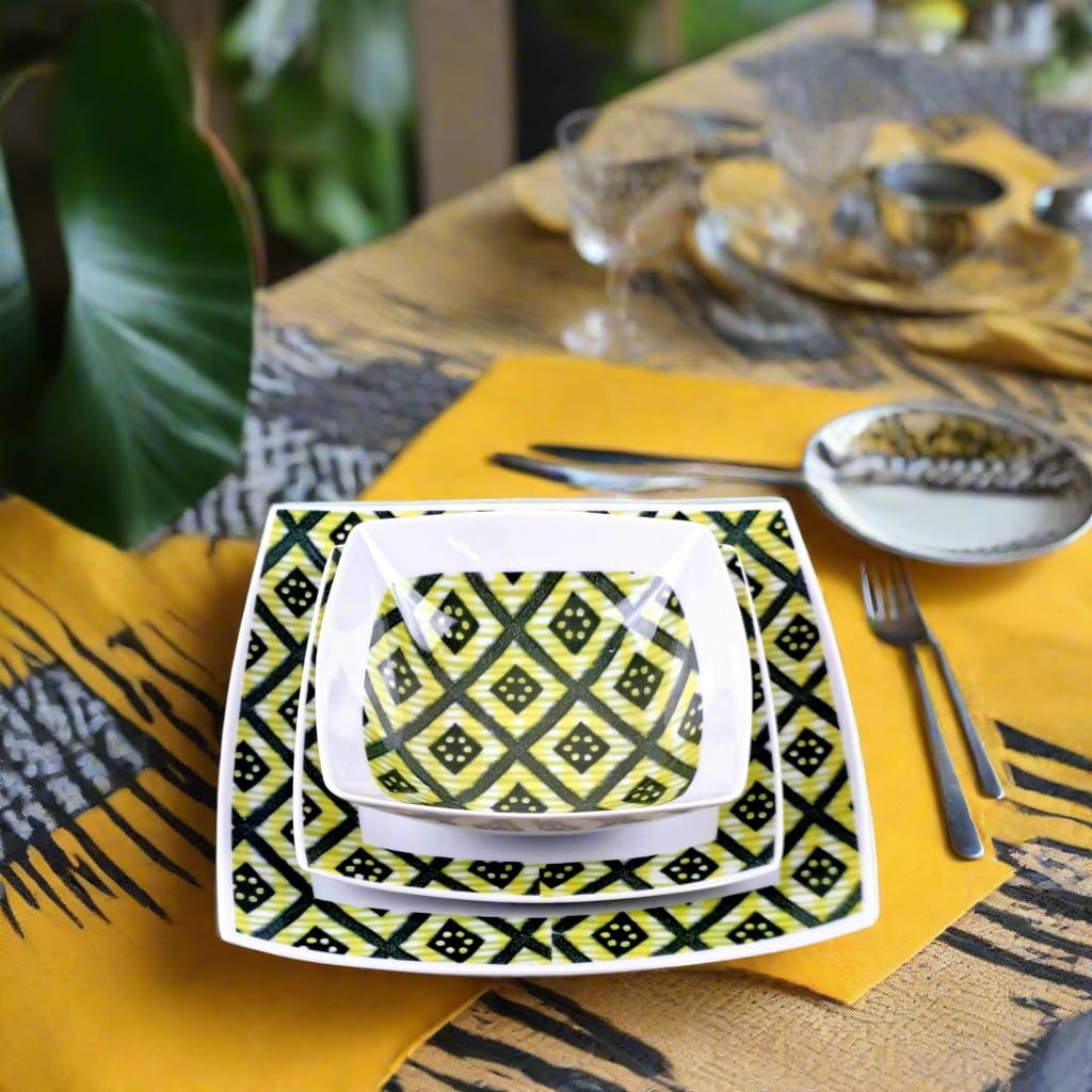 Coffret d'assiettes carrées en porcelaine fine Française fabriquées à la demande avec motif bande yoruba d'Afrique "Ibukunoluwa"   dans coffret cadeau de 6 assiettes.
