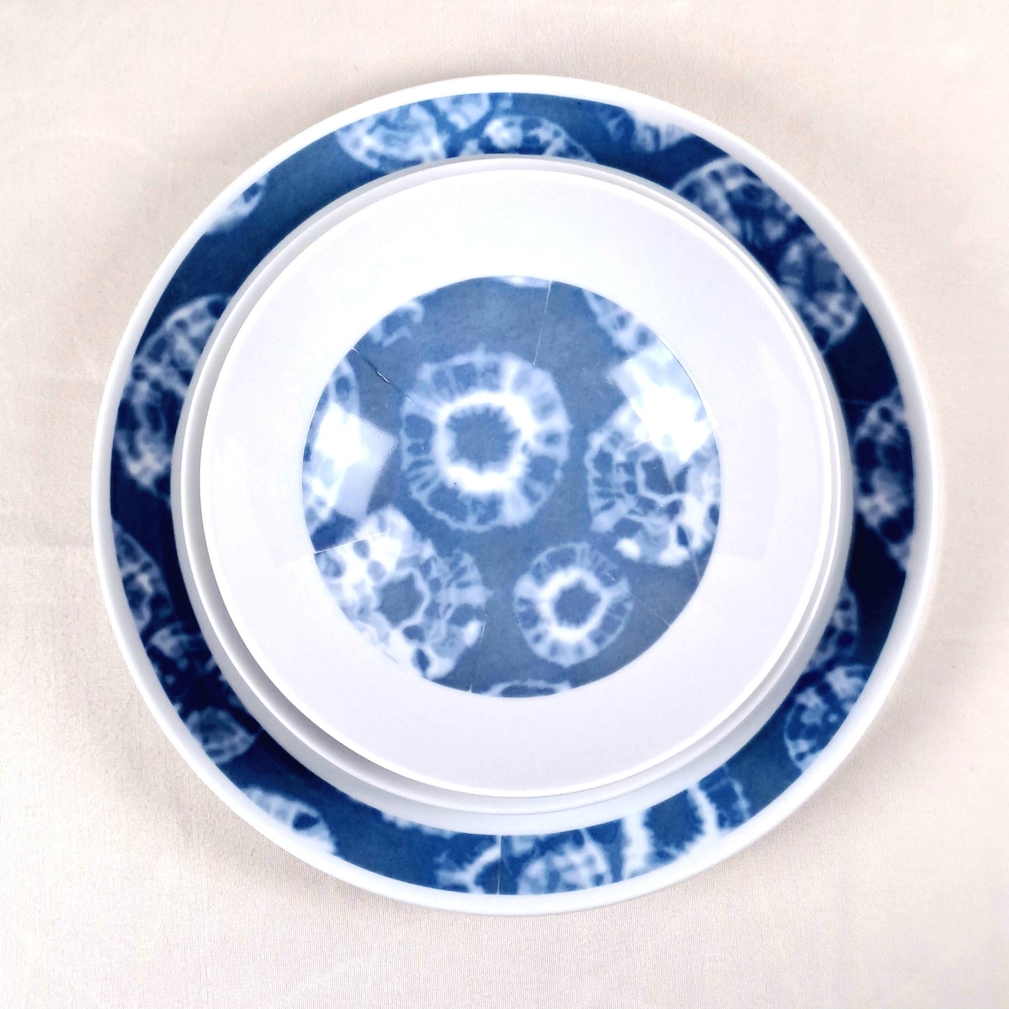Coffret d'assiettes rondes en porcelaine fine Française fabriquées à la demande avec motif anneaux larges ethnique d'Afrique "Indigo" bleu dans coffret de 6 assiettes