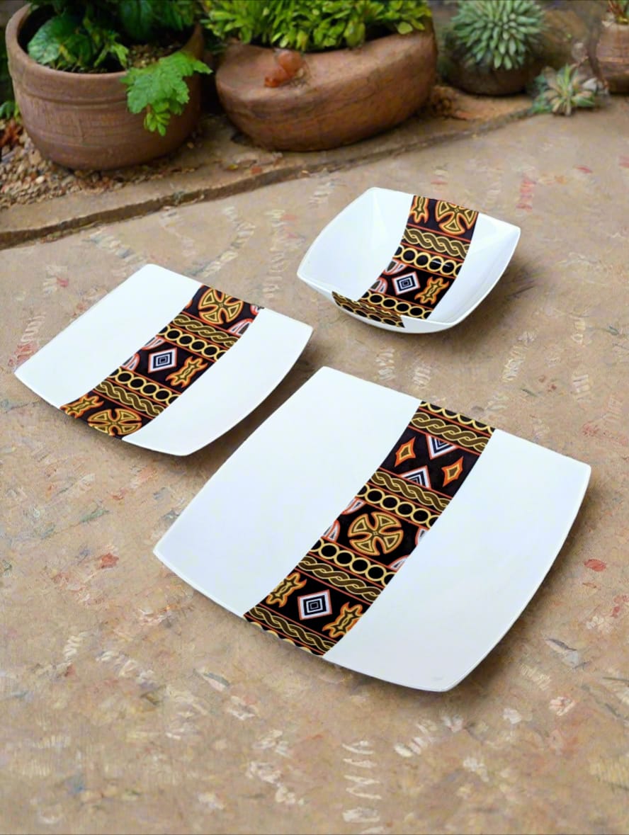 Coffret d'assiettes carrées en porcelaine fine Française fabriquées à la demande avec motif bande ethnique d'Afrique "Ndop" noir du Cameroun, présenté dans un coffret de 6 assiettes.
