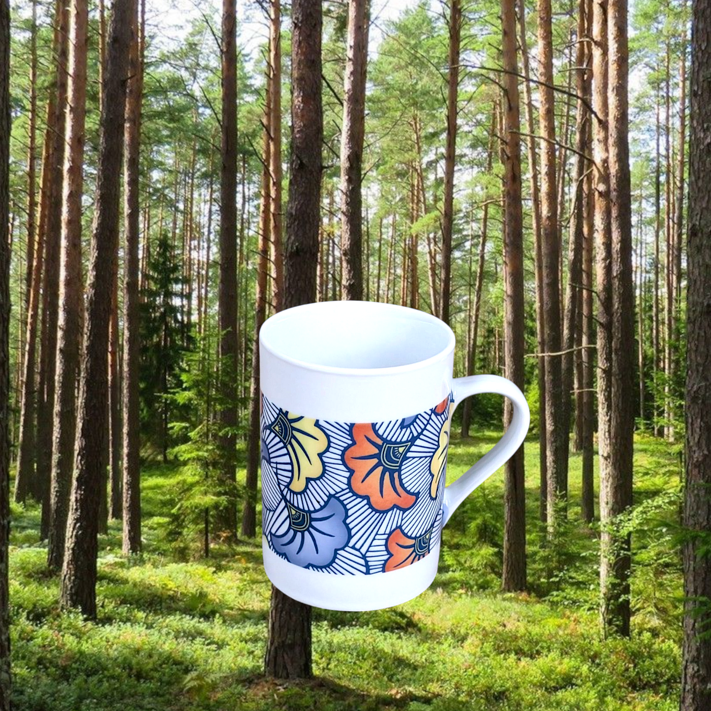 Coffret petit déjeuner en porcelaine fine française, orné d’un motif WAX "Fleurs de Mariage", composé d'une assiette creuse, d'une tasse à  café et d'un MUG, présentés dans une boîte prestige.