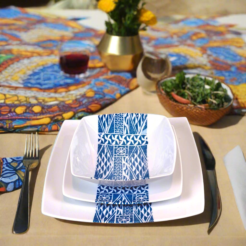 Coffret d'assiettes carrées en porcelaine fine Française fabriquées à la demande avec motif bande ethnique d'Afrique "Ndop" bleu du Cameroun, présenté dans un coffret de 6 assiettes.