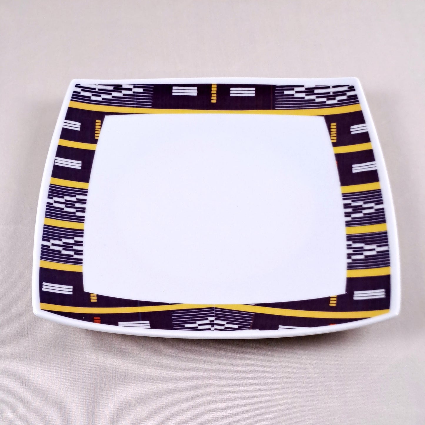 Coffret d'assiettes carrées en porcelaine fine Française fabriquées à la demande avec motif bande Ethnique d'Afrique "Baoulé" de Côte d'Ivoire dans coffret de 6 assiettes