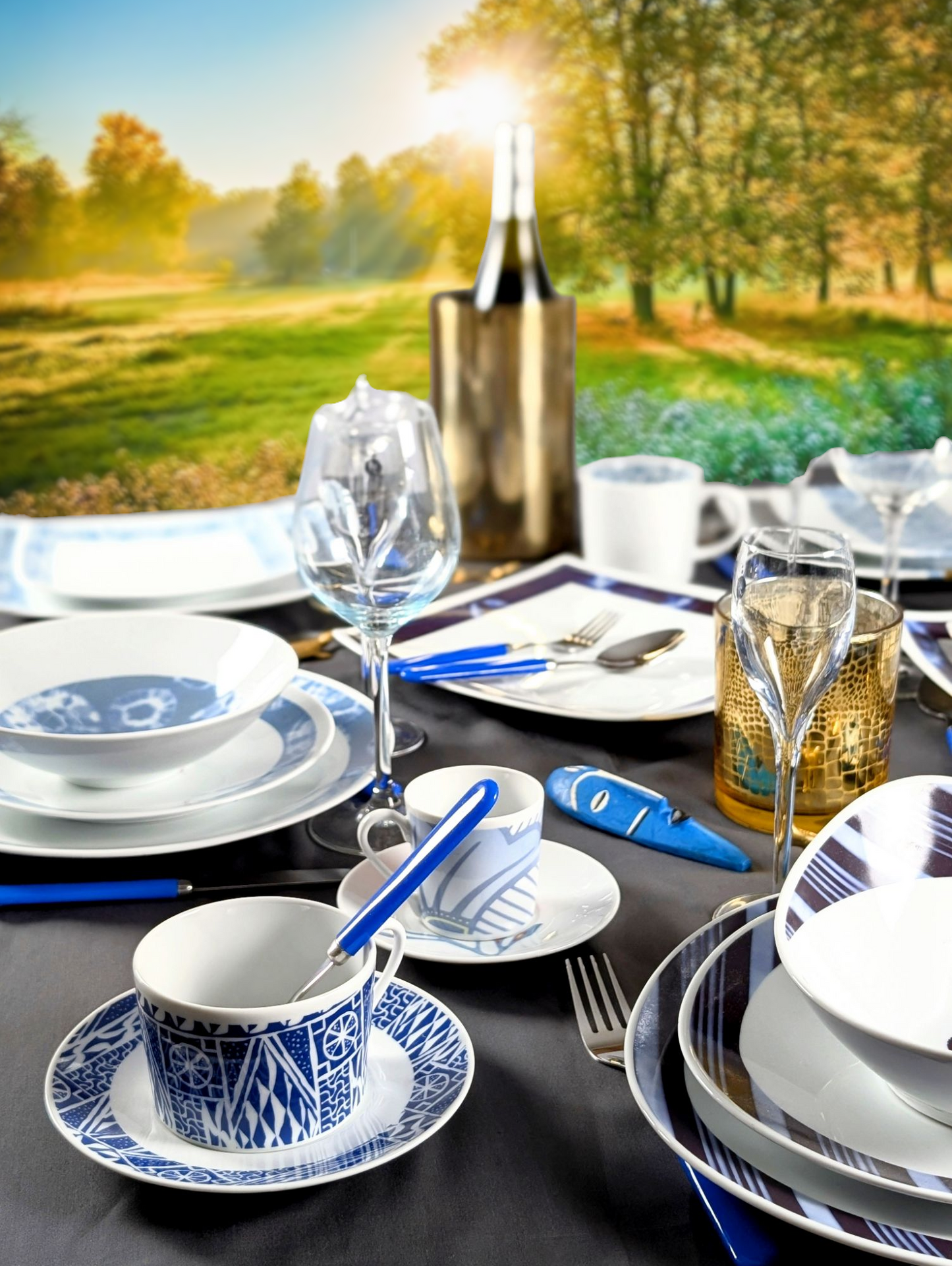 Coffret d'assiettes rondes en porcelaine fine Française fabriquées à la demande avec motif anneaux larges ethnique d'Afrique "Indigo" bleu dans coffret de 6 assiettes