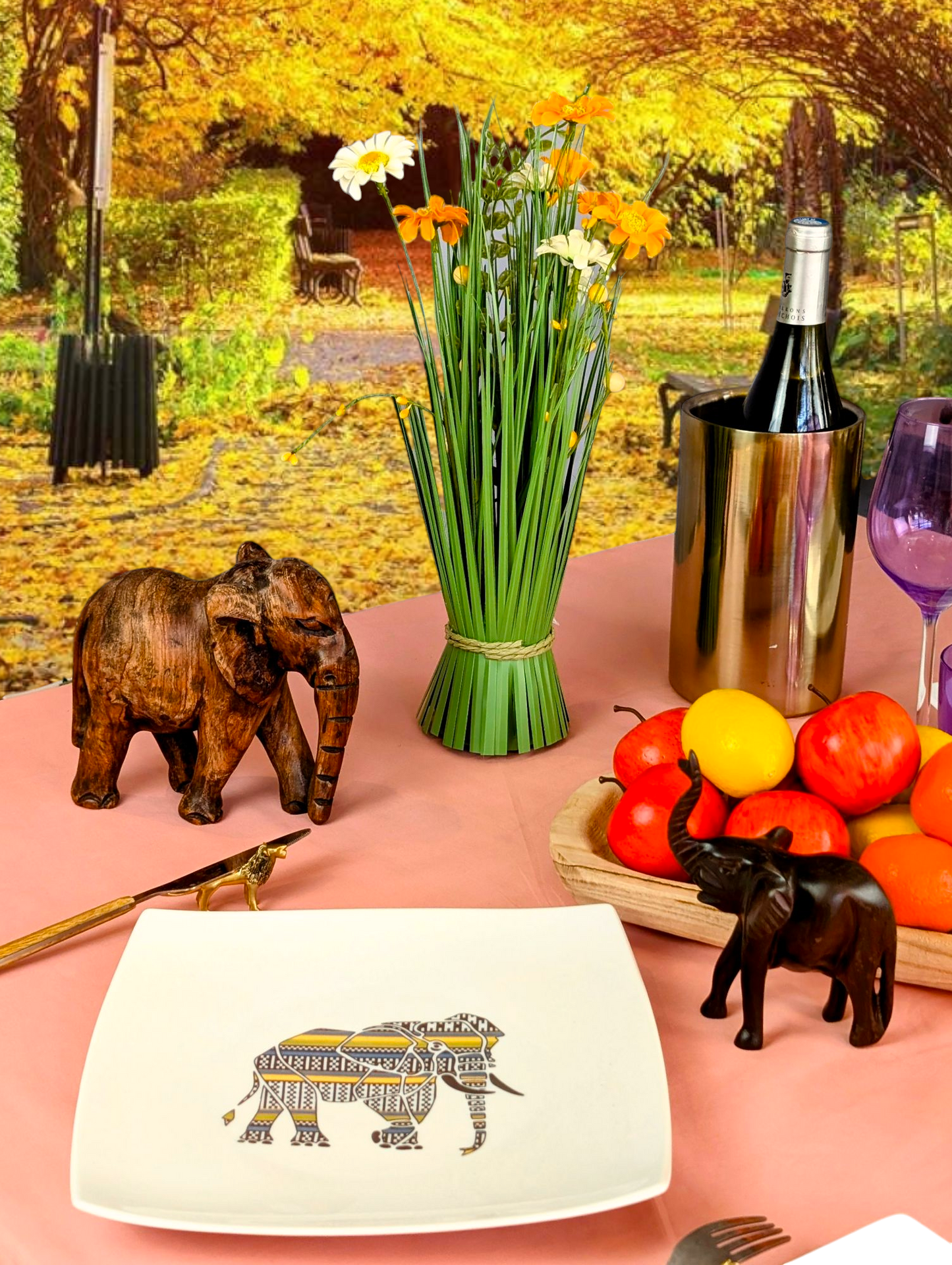 Coffret d'assiettes carrées en porcelaine fine Française fabriquées à la demande avec motif anneau ethnique d'Afrique éléphant "Kounta" ou "Kanta" du Niger, présenté dans un coffret de 6 assiettes