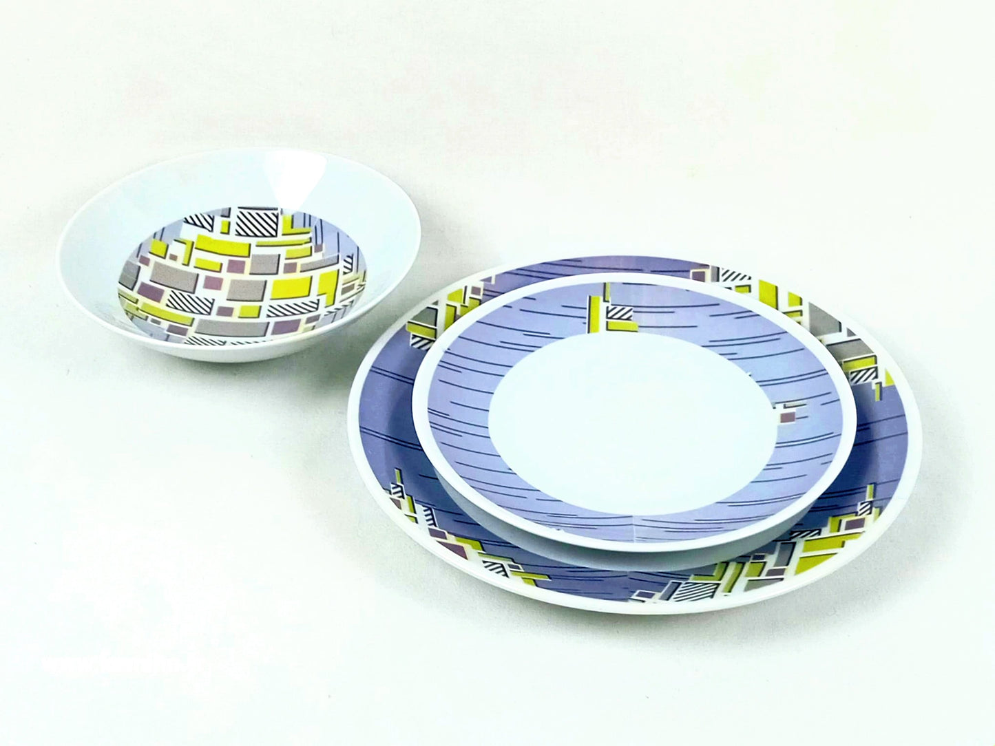 Coffret d'assiettes rondes en porcelaine fine Française fabriquées à la demande avec  motif anneaux larges WAX d'afrique "Milliardaire" dans coffret de 6