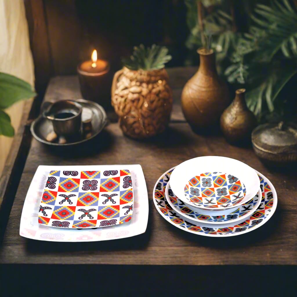 Coffret d'assiettes en porcelaine Française fabriquées à la demande avec  carrées motif plein traditions d'Afrique "Adinkra" du Ghana et de Côtes d'Ivoire dans coffret de 12