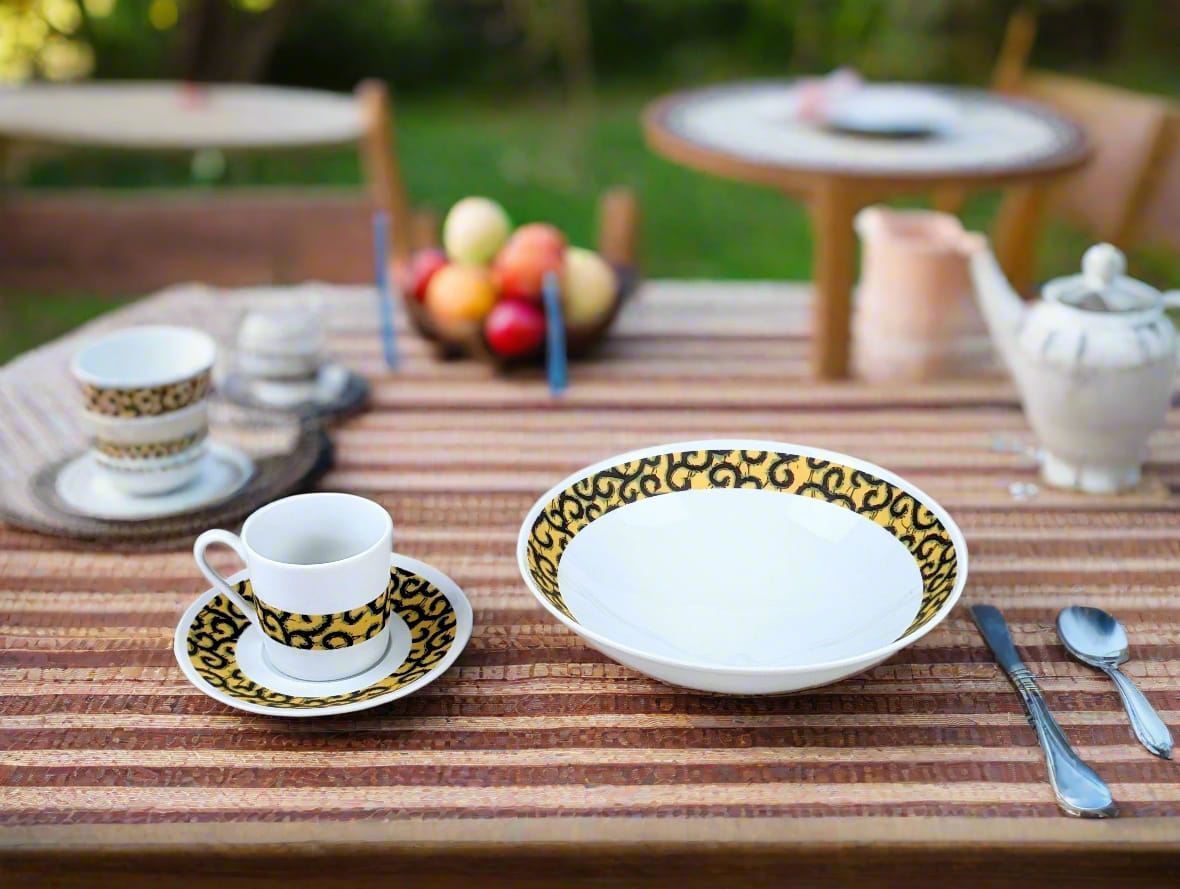 Tasse à Café en porcelaine fine Française fabriquée à la demande avec soucoupe motif africain WAX "macaroni ou Conseiller" jaune.
