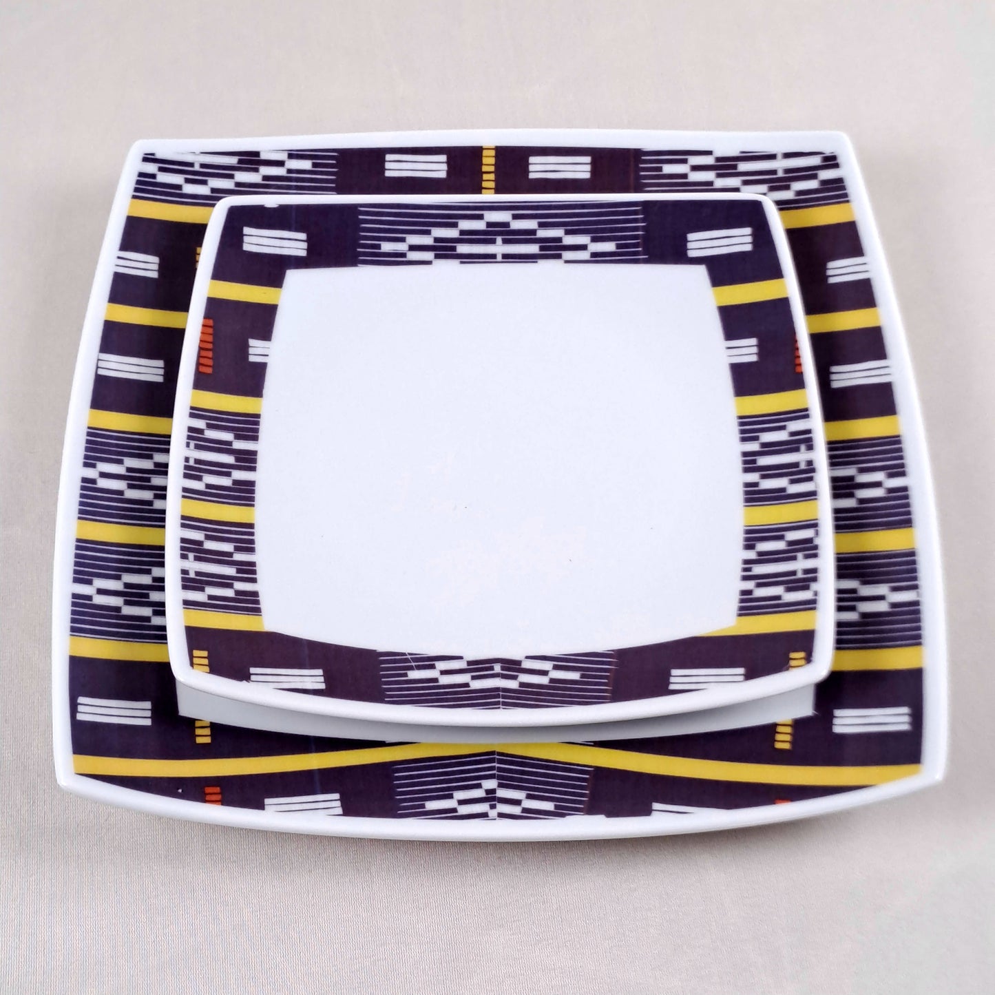Coffret d'assiettes carrées en porcelaine fine Française fabriquées à la demande avec motif bande Ethnique d'Afrique "Baoulé" de Côte d'Ivoire dans coffret de 6 assiettes