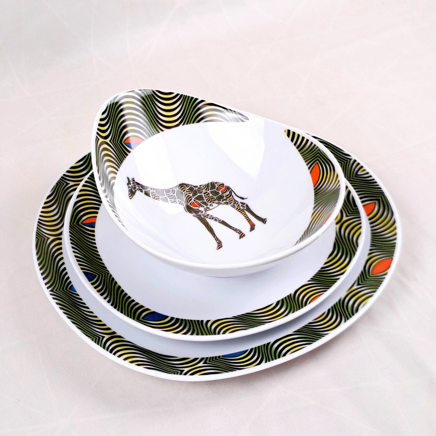 Coffret d'assiettes ovales en porcelaine fine Française fabriquées à la demande avec motif anneau WAX "Oeil de ma rivale" dans coffret de 6 assiettes