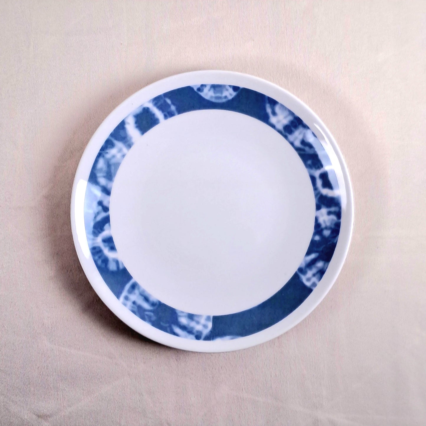 Coffret d'assiettes rondes en porcelaine fine Française fabriquées à la demande avec motif anneaux larges ethnique d'Afrique "Indigo" bleu dans coffret de 6 assiettes