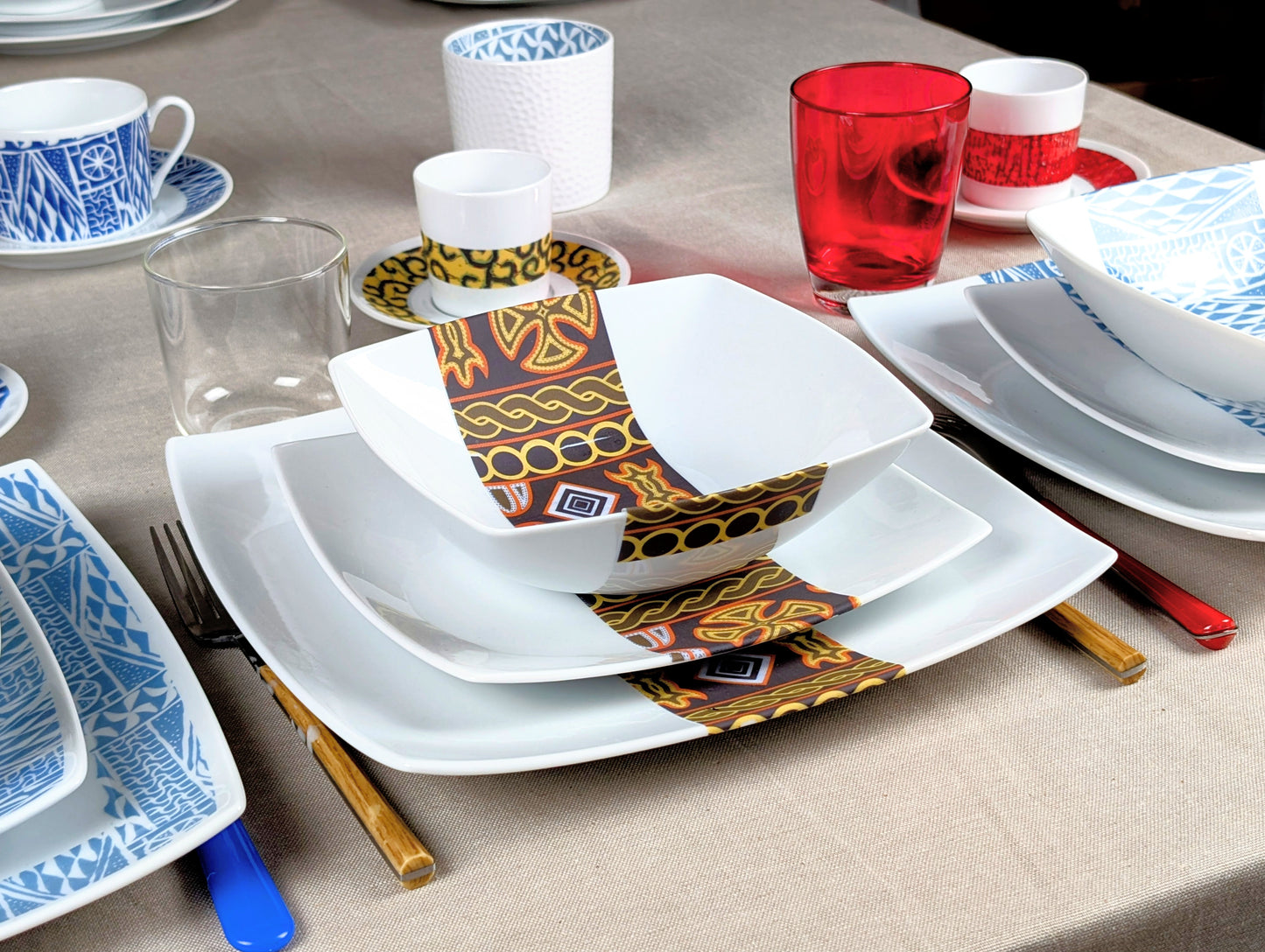 Coffret d'assiettes carrées en porcelaine fine Française fabriquées à la demande avec motif bande ethnique d'Afrique "Ndop" noir du Cameroun, présenté dans un coffret de 6 assiettes.