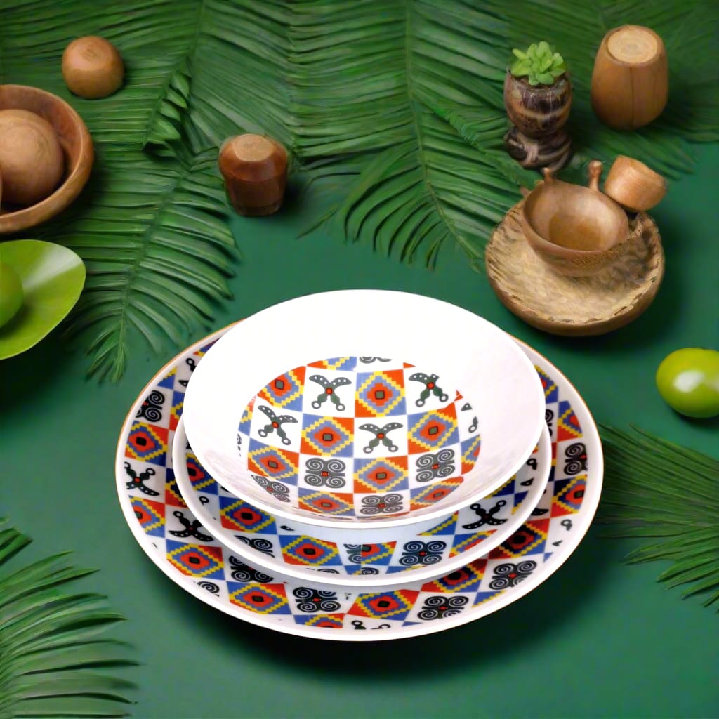 Coffret d'assiettes rondes en porcelaine fine Française fabriquées à la demande avec motif anneaux larges traditions d'afrique "Adinkra" du Ghana et de Côtes d'Ivoire dans coffret de 6 assiettes.