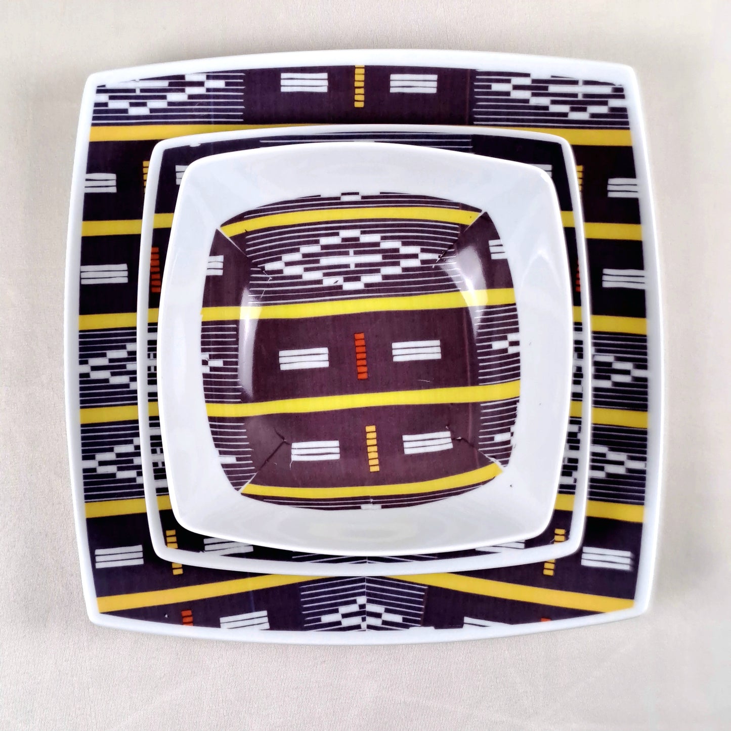 Coffret d'assiettes carrées en porcelaine fine Française fabriquées à la demande avec motif bande Ethnique d'Afrique "Baoulé" de Côte d'Ivoire dans coffret de 6 assiettes