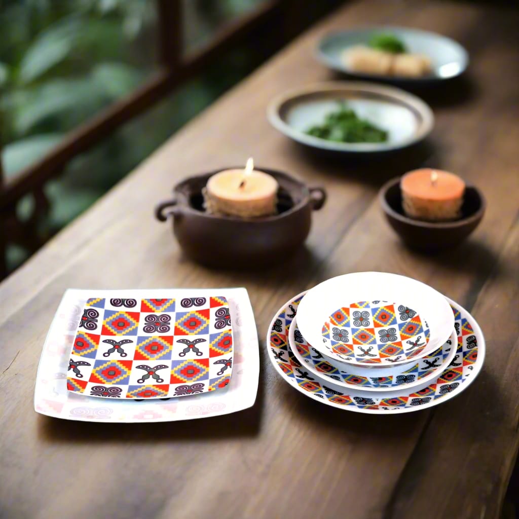 Coffret d'assiettes en porcelaine Française fabriquées à la demande avec  carrées motif plein traditions d'Afrique "Adinkra" du Ghana et de Côtes d'Ivoire dans coffret de 12