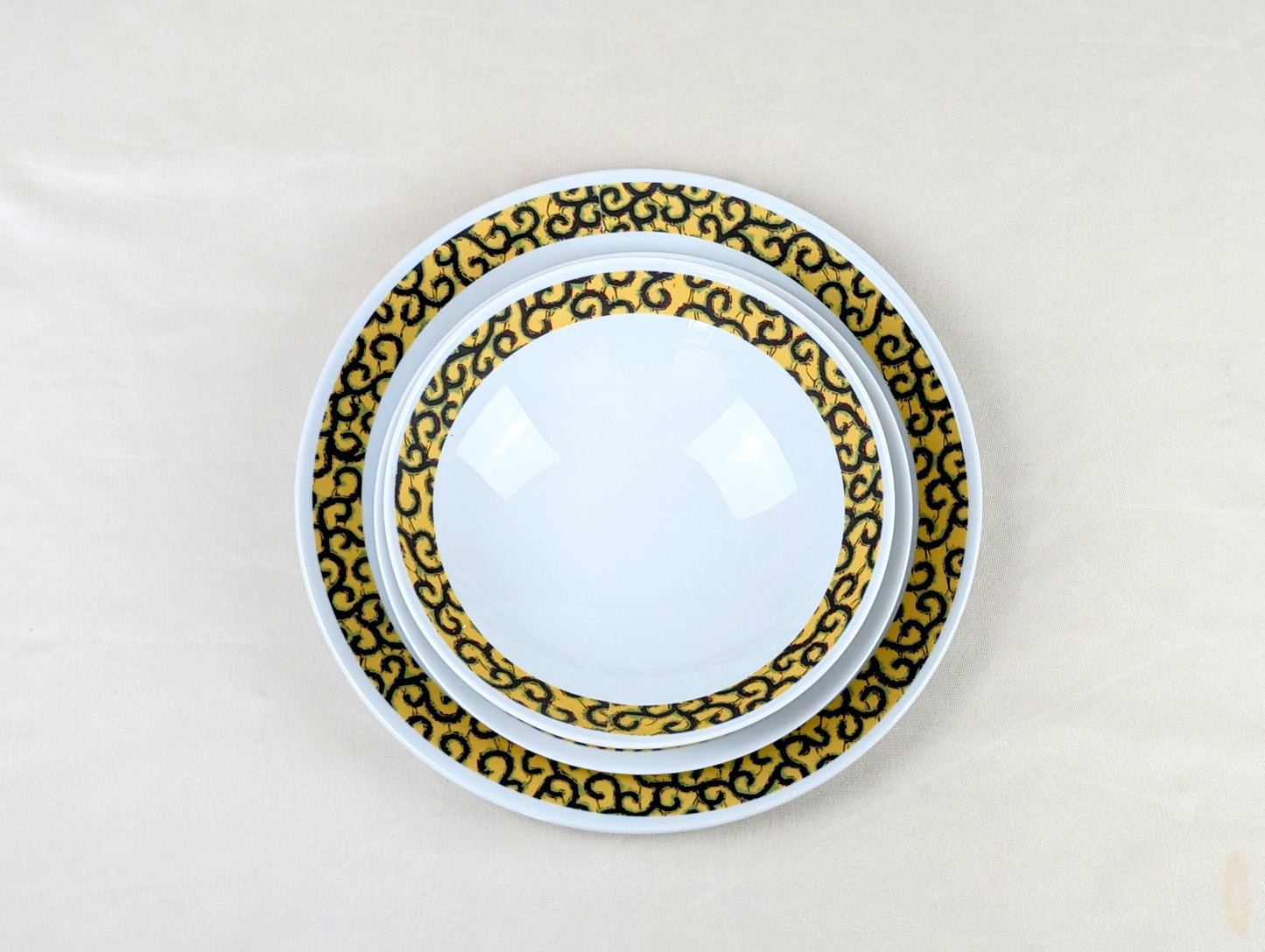 Coffret d'assiettes rondes en porcelaine fine Française fabriquées à la demande avec motif anneaux fins WAX d'afrique "Macaroni ou Conseiller" jaune dans coffret de 6 assiettes.