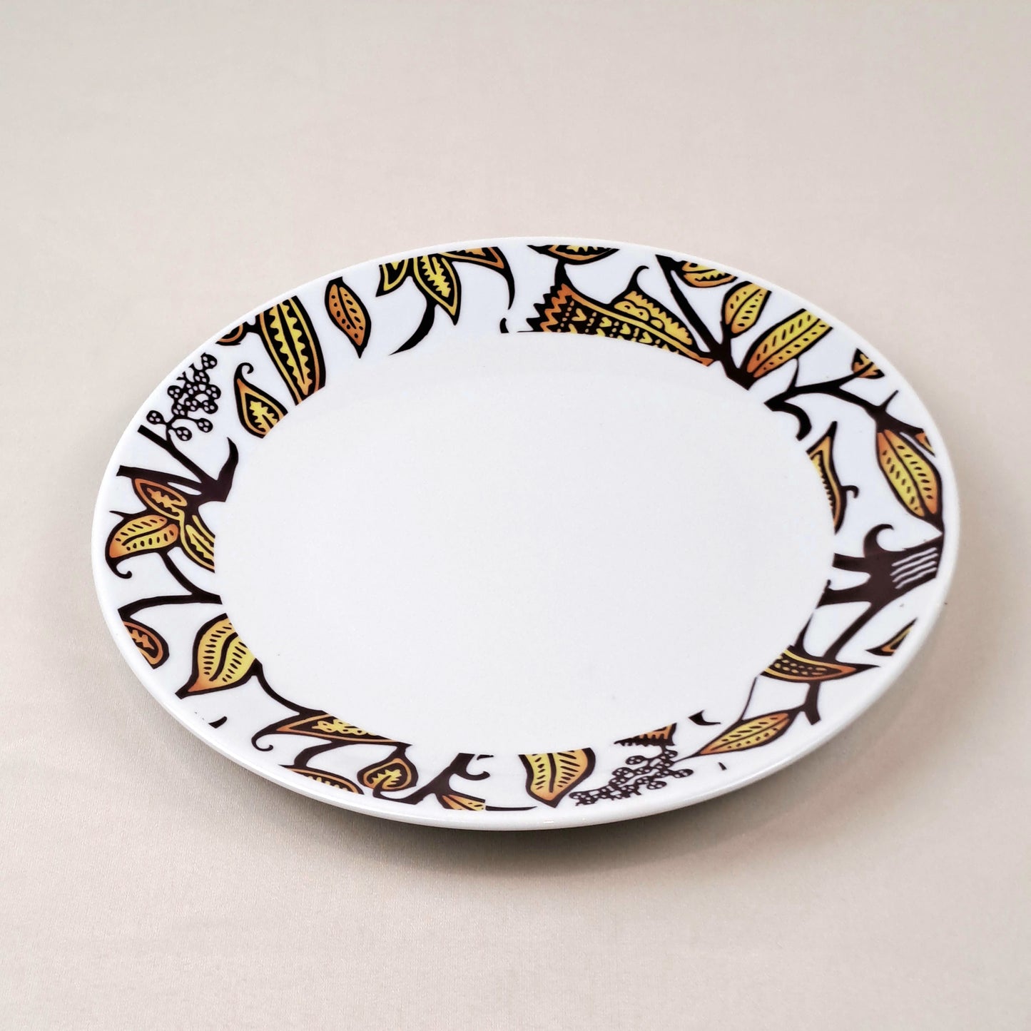 Coffret d'assiettes rondes en porcelaine fine Française fabriquées à la demande avec  motif anneaux larges WAX "Makaïva" dans coffret de 6