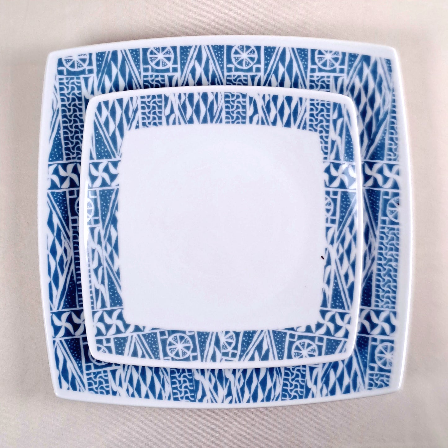 Coffret de 6 pièces carrées avec motif anneau "Ndop", présenté dans un coffret