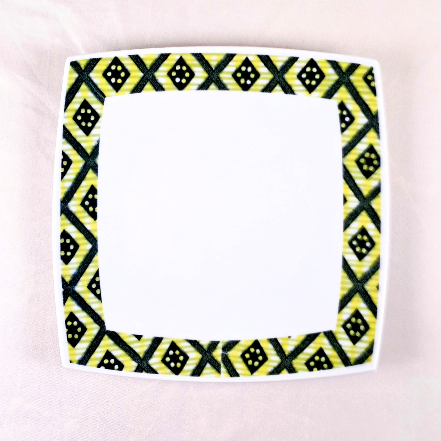 Coffret d'assiettes carrées en porcelaine fine Française fabriquées à la demande avec motif bande yoruba d'Afrique "Ibukunoluwa"   dans coffret cadeau de 6 assiettes.