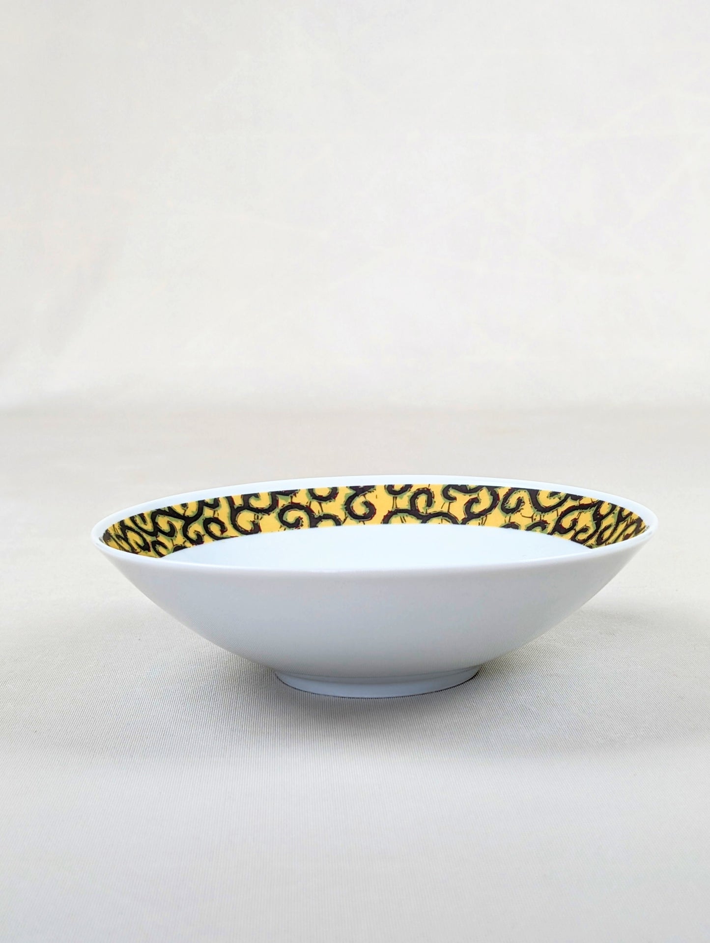 Coffret d'assiettes rondes en porcelaine fine Française fabriquées à la demande avec motif anneaux fins WAX d'afrique "Macaroni ou Conseiller" jaune dans coffret de 6 assiettes.
