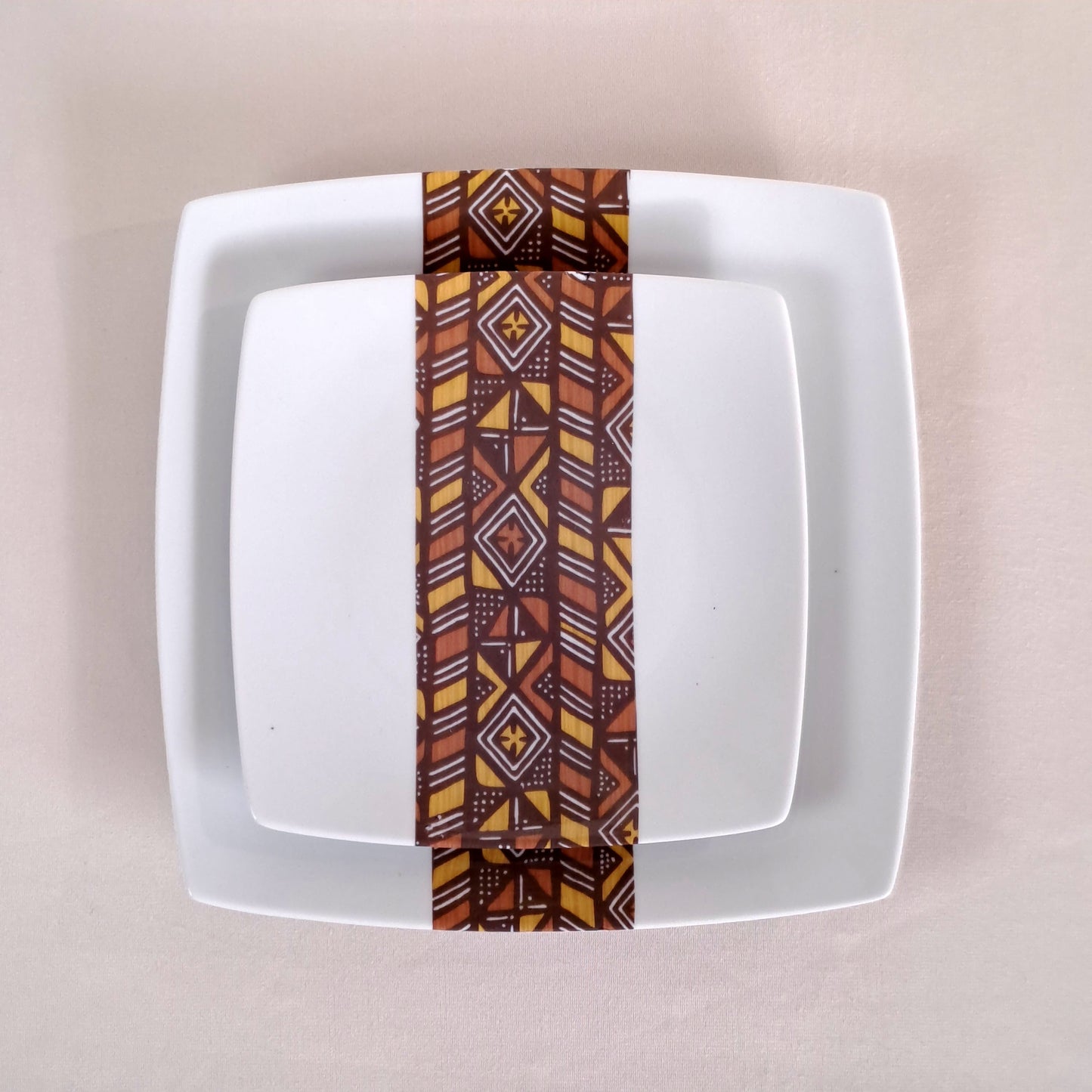 Coffret d'assiettes carrées en porcelaine fine Française fabriquées à la demande avec  motif bande Ethnique d'Afrique "Bogolan" dans coffret de 6