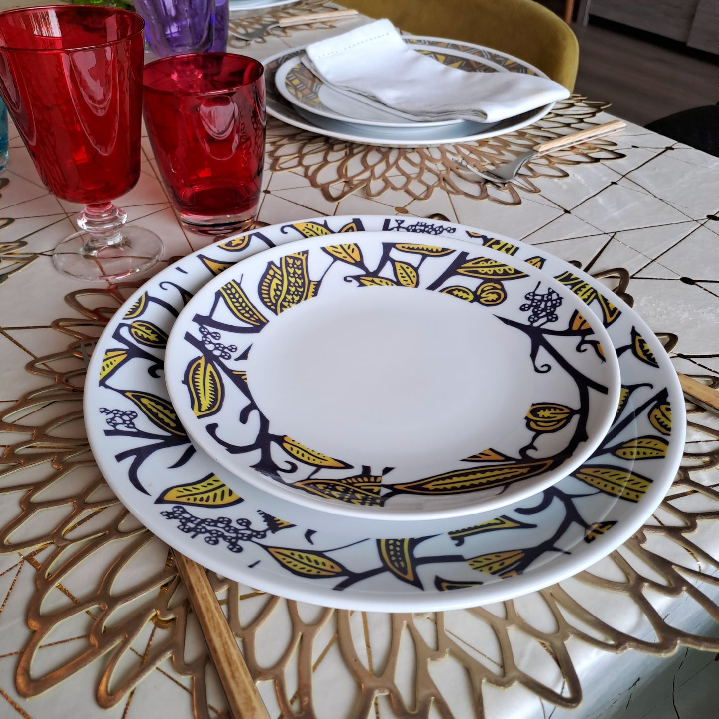 Coffret d'assiettes rondes en porcelaine fine Française fabriquées à la demande avec  motif anneaux larges WAX "Makaïva" dans coffret de 6