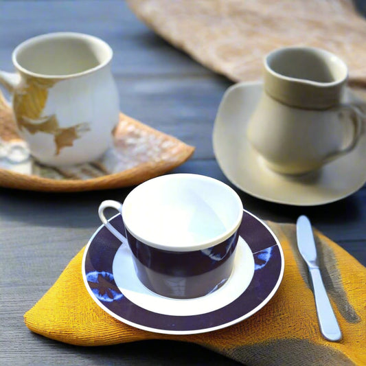 Tasse à Thé avec soucoupe en porcelaine fine Française fabriquées à la demande motif ethnique plein d'Afrique "Indigo" bleu