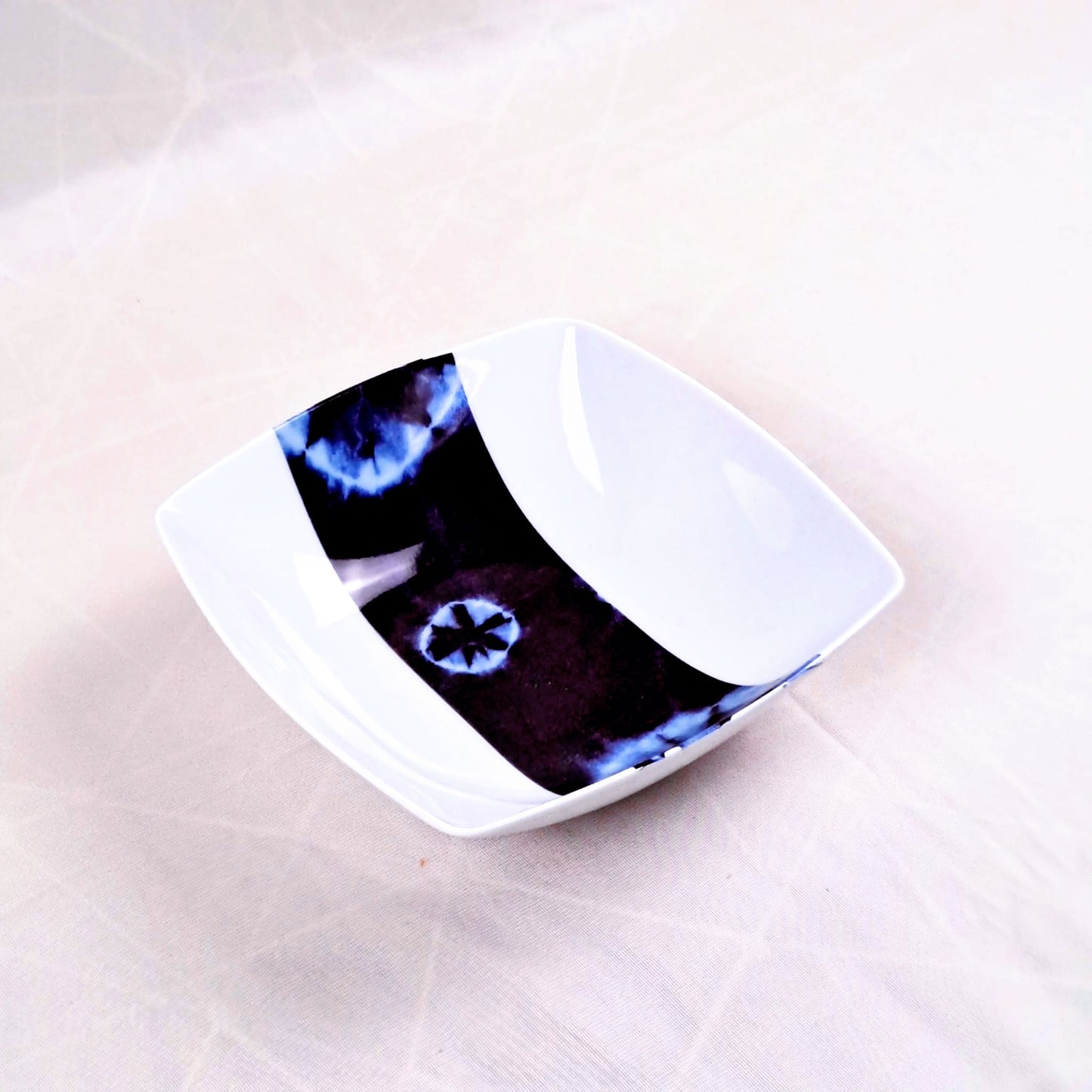 Coffret d'assiettes carrées en porcelaine fine Française fabriquées à la demande avec motif bande ethnique d'Afrique "Indigo bleu et noir" , présenté dans un coffret de 6 assiettes.