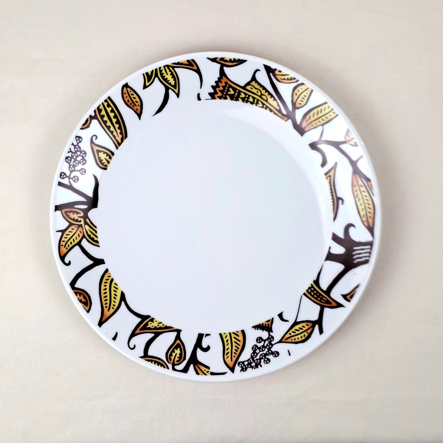Coffret d'assiettes rondes en porcelaine fine Française fabriquées à la demande avec  motif anneaux larges WAX "Makaïva" dans coffret de 6