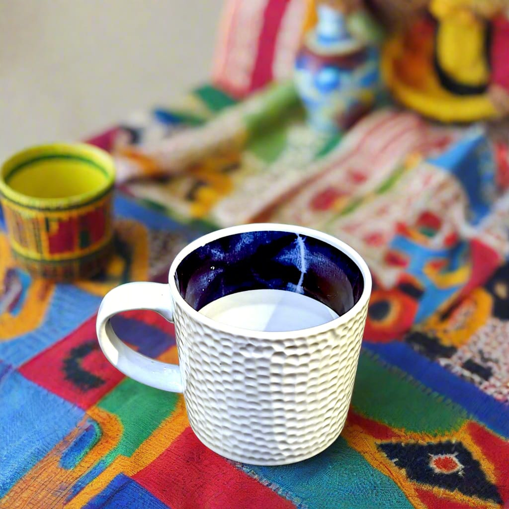 Mug grenaillé à l'extérieur en porcelaine fine Française fabriqué à la demande, motif ethnique d'Afrique bleu "Indigo" à l'intérieur