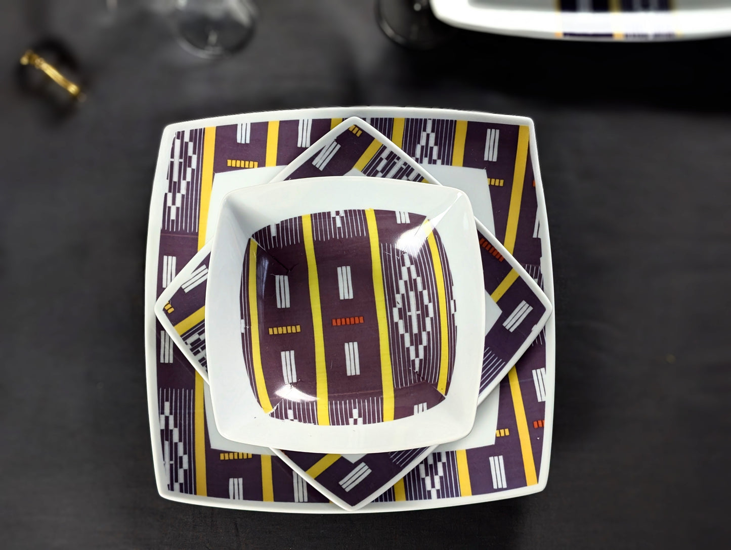 Coffret d'assiettes carrées en porcelaine fine Française fabriquées à la demande avec motif bande Ethnique d'Afrique "Baoulé" de Côte d'Ivoire dans coffret de 6 assiettes