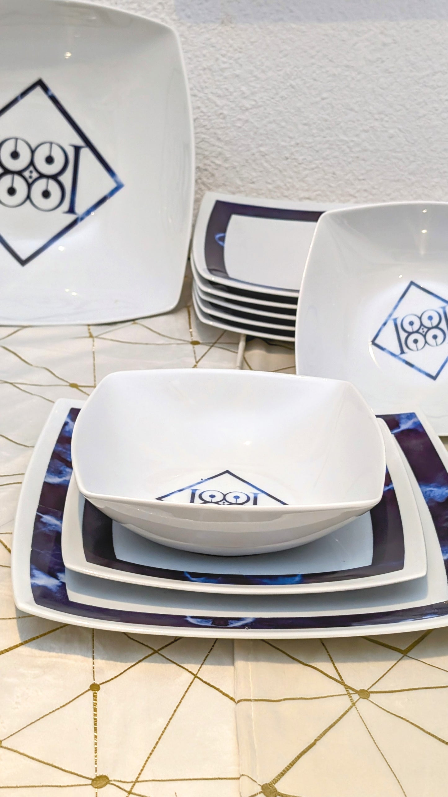Coffret d'assiettes carrées en porcelaine fine Française fabriquées à la demande avec motif ethnique d'Afrique bleu nuit " Indigo", présenté dans un coffret de 6 assiettes