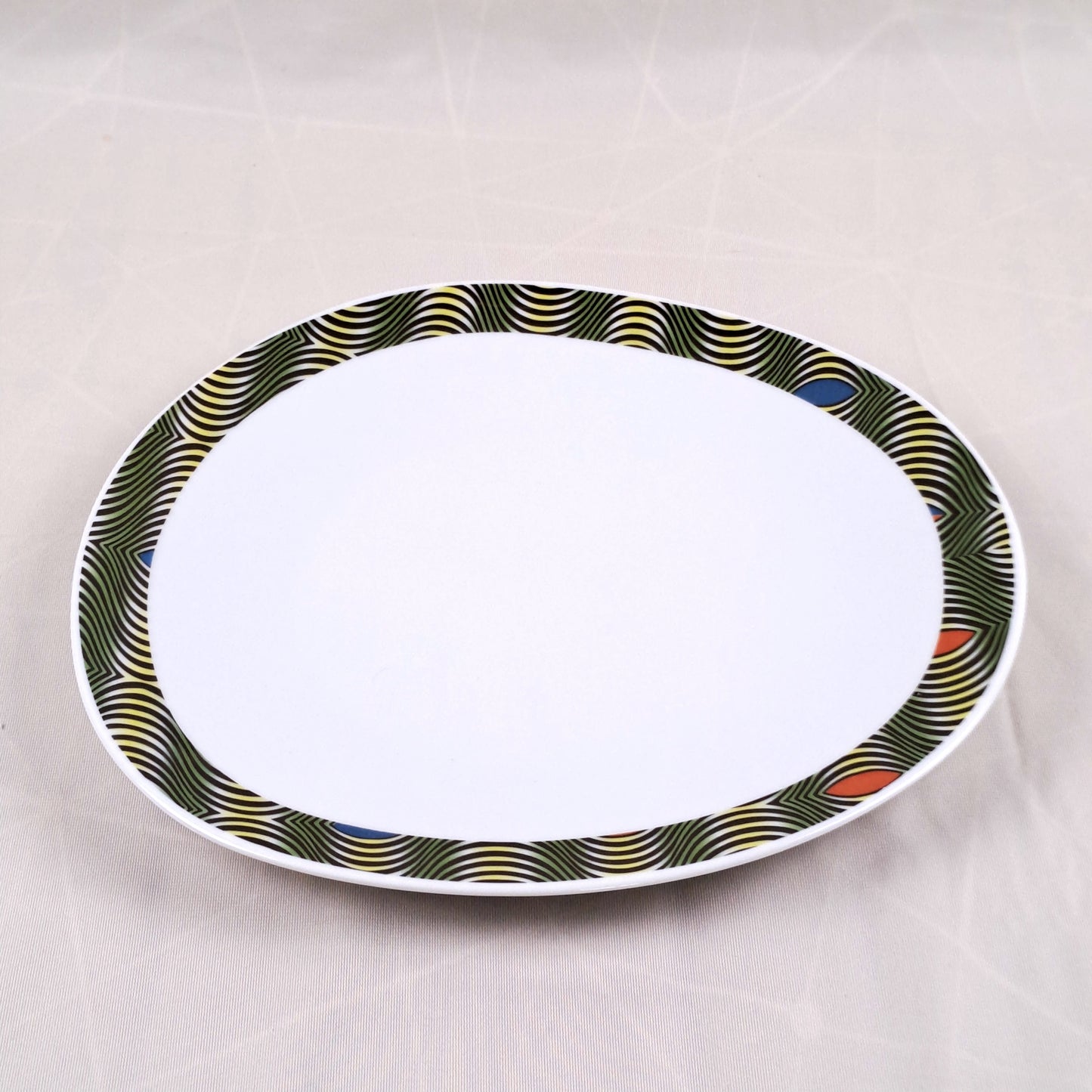 Coffret d'assiettes ovales en porcelaine fine Française fabriquées à la demande avec motif anneau WAX "Oeil de ma rivale" dans coffret de 6 assiettes