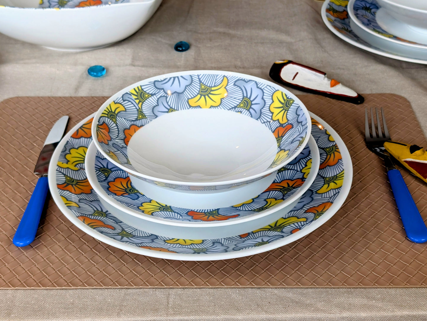 Set of 6 French fine porcelain plates made to order with a large "Wedding Flowers" ring motif