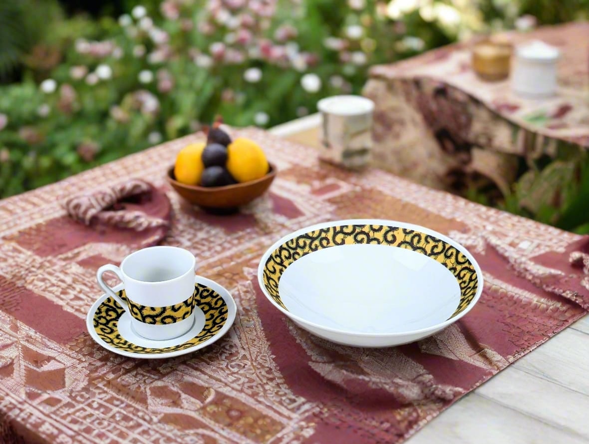 Tasse à Café en porcelaine fine Française fabriquée à la demande avec soucoupe motif africain WAX "macaroni ou Conseiller" jaune.