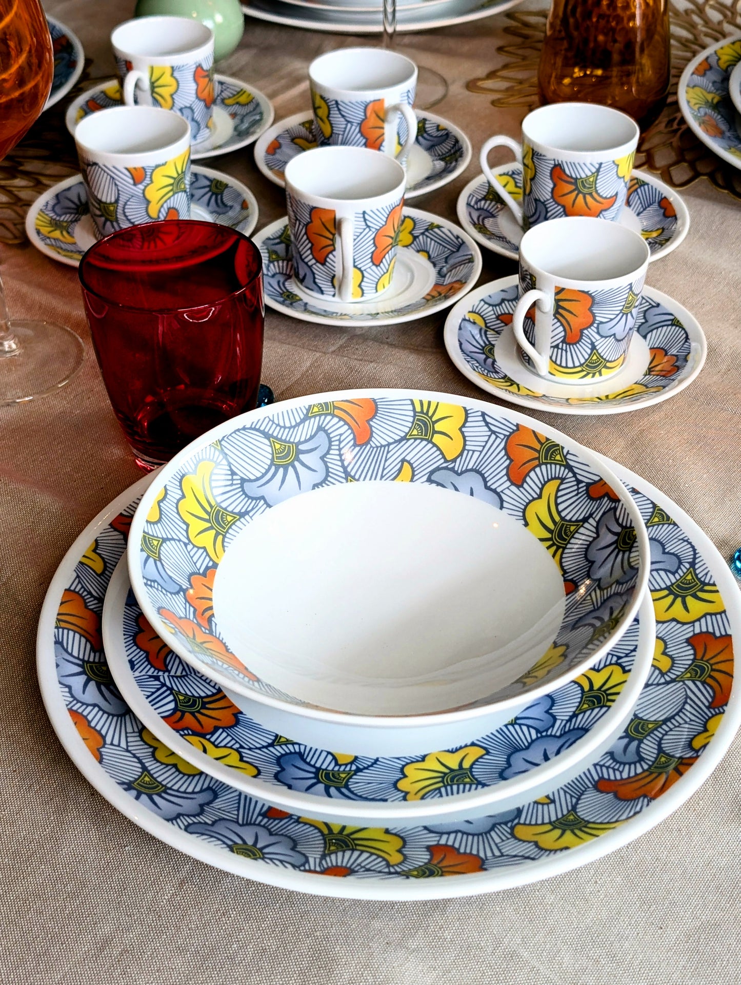 Set of 6 French fine porcelain plates made to order with a large "Wedding Flowers" ring motif
