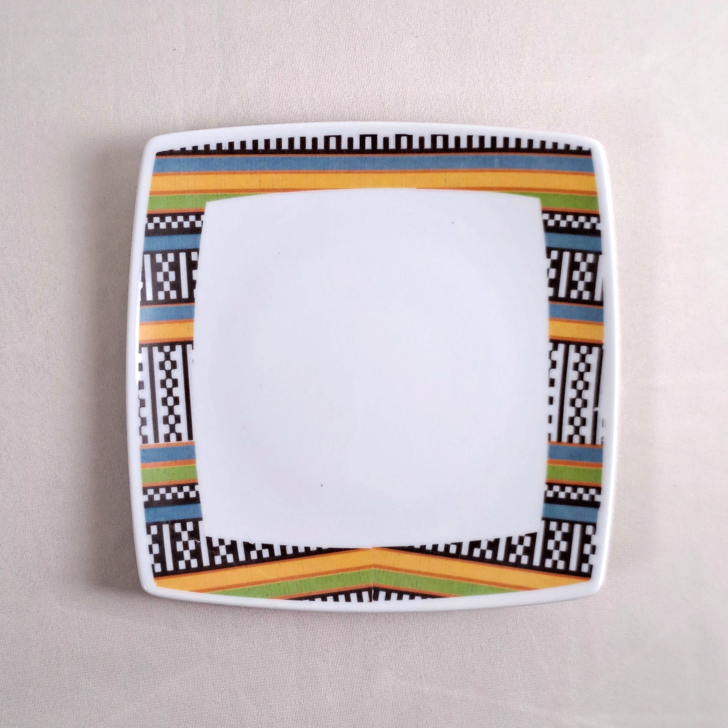 Coffret d'assiettes carrées en porcelaine fine Française fabriquées à la demande avec motif anneau ethnique d'Afrique éléphant "Kounta" ou "Kanta" du Niger, présenté dans un coffret de 6 assiettes