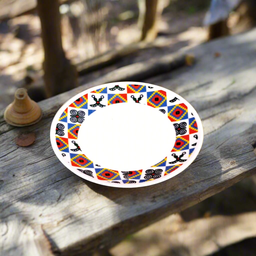 Coffret d'assiettes rondes en porcelaine fine Française fabriquées à la demande avec motif anneaux larges traditions d'afrique "Adinkra" du Ghana et de Côtes d'Ivoire dans coffret de 6 assiettes.