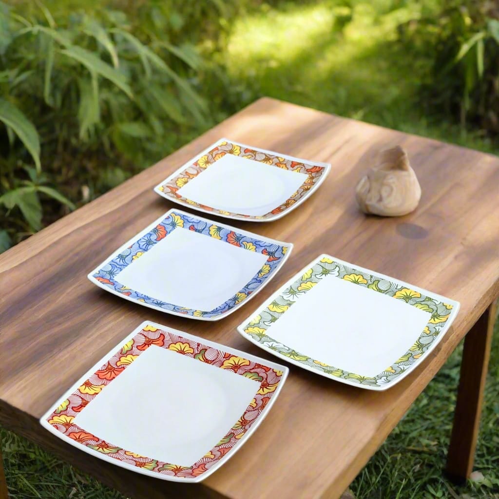 Coffret d'assiettes en porcelaine fine Française fabriquées à la demande avec motif anneau combiné WAX d'afrique "Fleurs de Mariage" bleu dans coffrets de 12