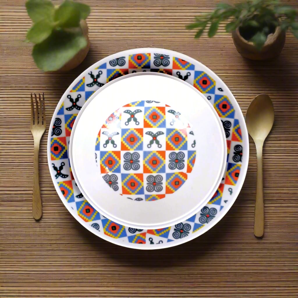 Coffret d'assiettes rondes en porcelaine fine Française fabriquées à la demande avec motif anneaux larges traditions d'afrique "Adinkra" du Ghana et de Côtes d'Ivoire dans coffret de 6 assiettes.