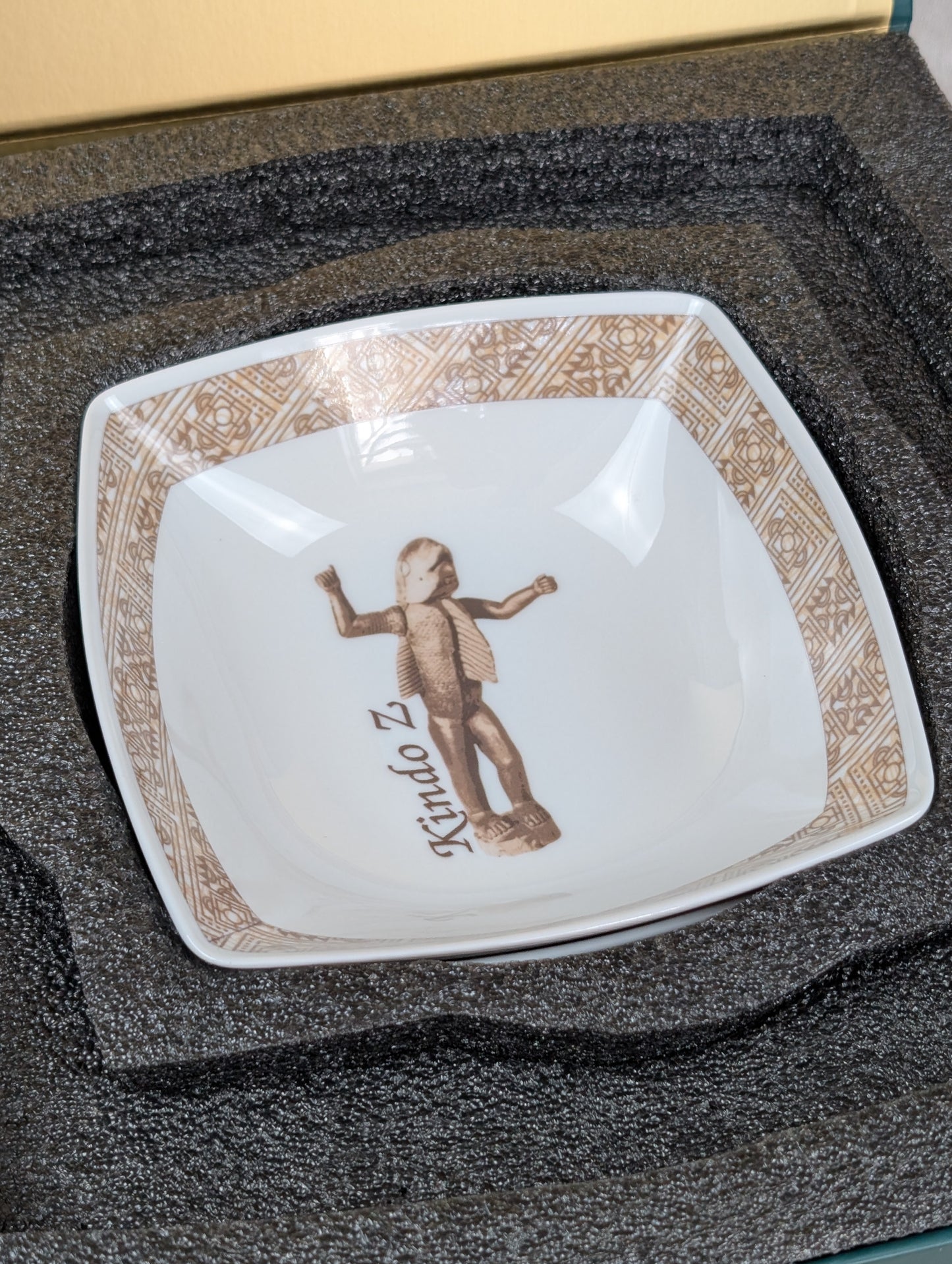 Coffret de 6 Assiettes Carrées en Porcelaine Fine – Motif “Œuvres Sacrées du Bénin”