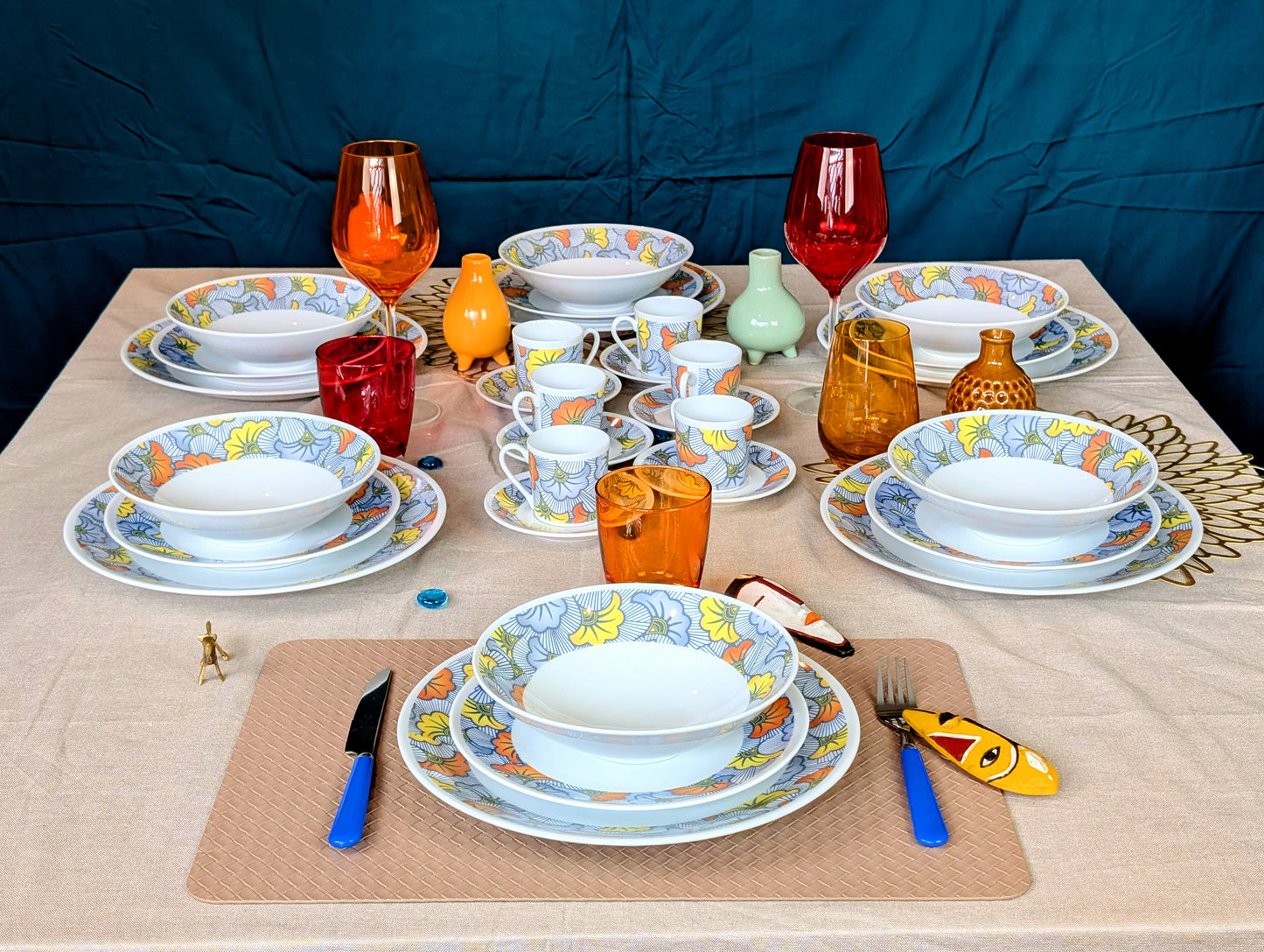 Set of 6 French fine porcelain plates made to order with a large "Wedding Flowers" ring motif