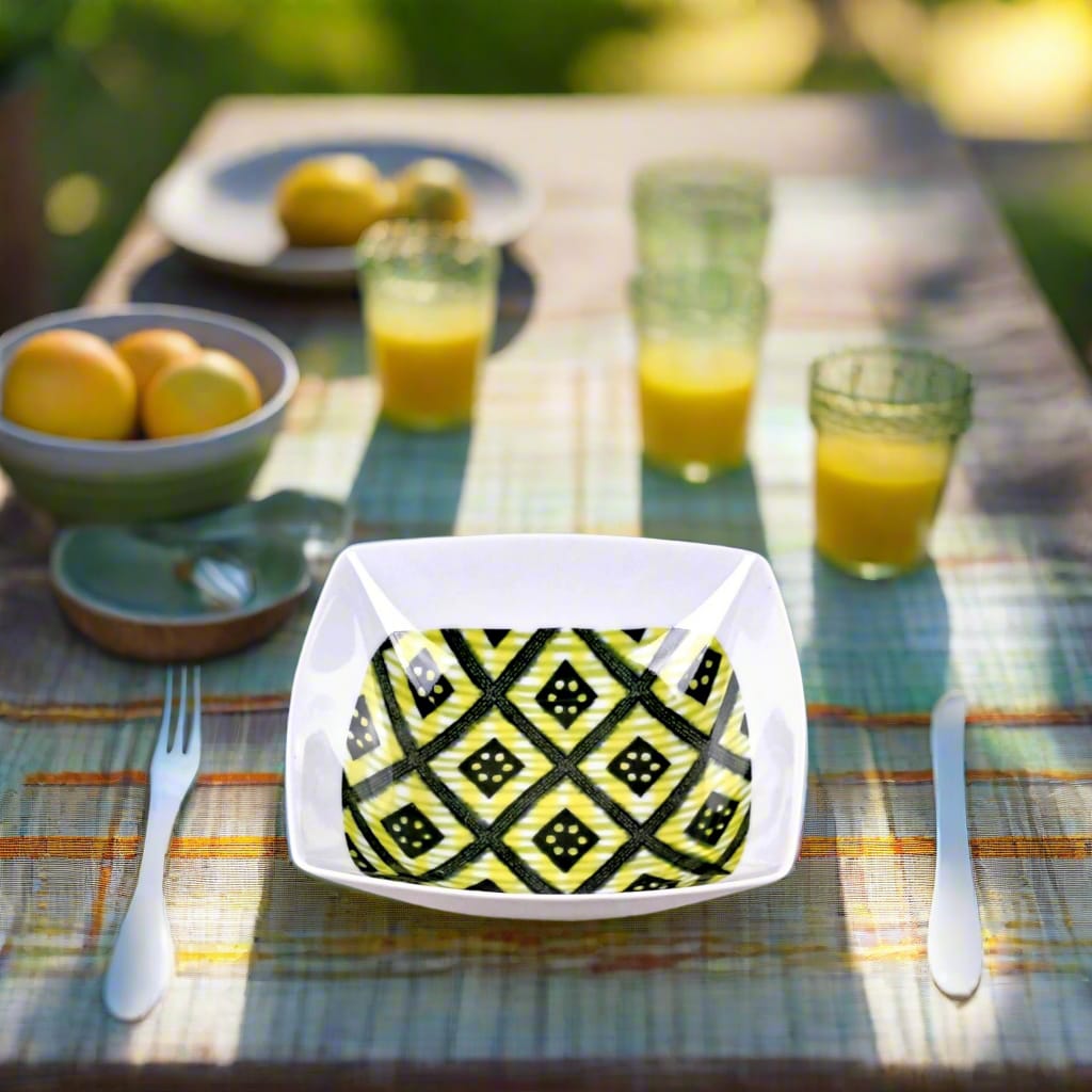Coffret d'assiettes carrées en porcelaine fine Française fabriquées à la demande avec motif bande yoruba d'Afrique "Ibukunoluwa"   dans coffret cadeau de 6 assiettes.