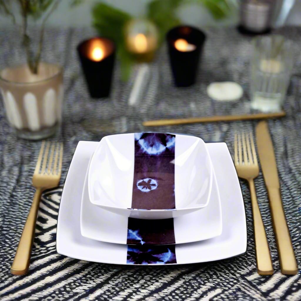 Coffret d'assiettes carrées en porcelaine fine Française fabriquées à la demande avec motif bande ethnique d'Afrique "Indigo bleu et noir" , présenté dans un coffret de 6 assiettes.