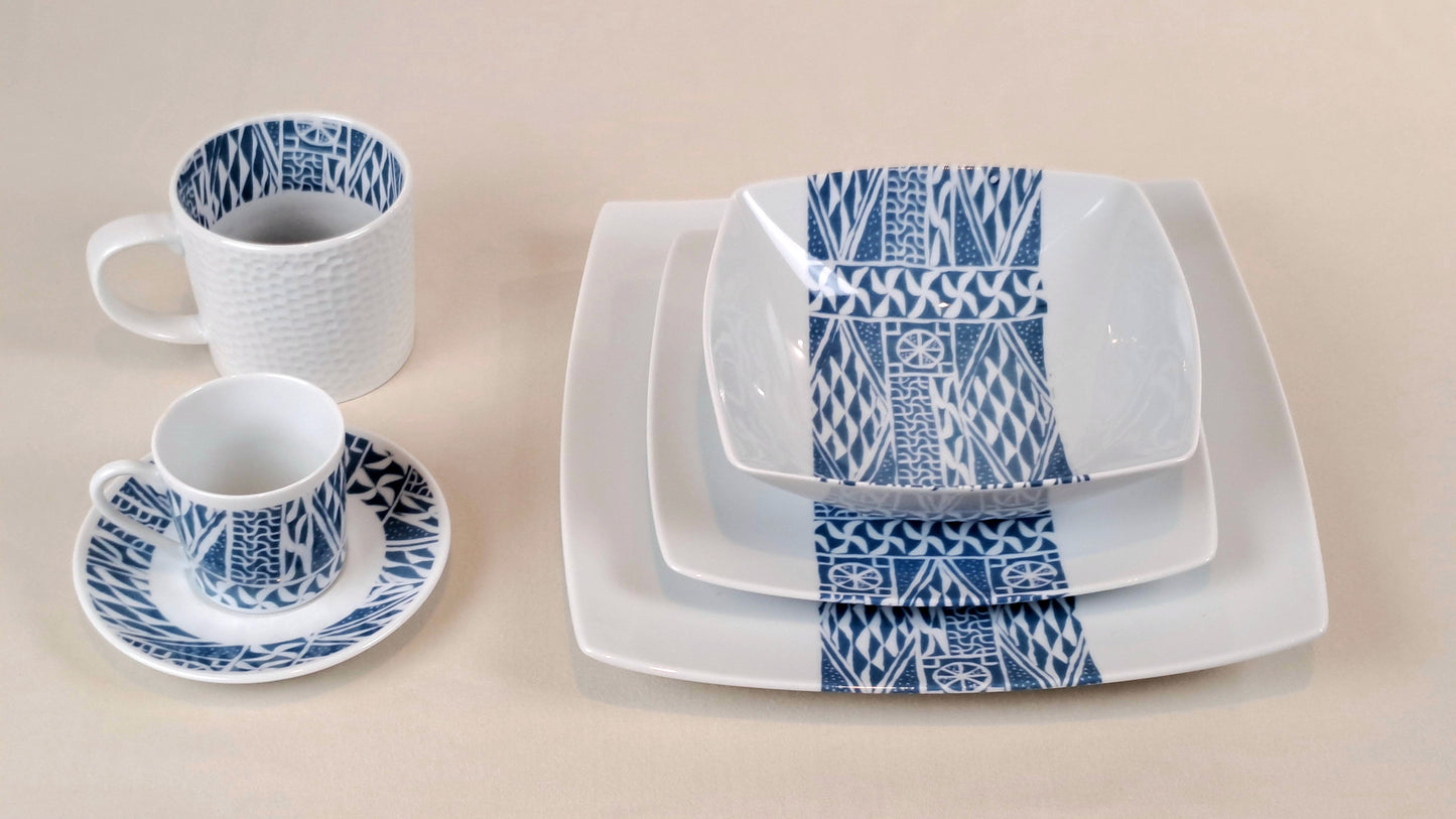 Coffret d'assiettes carrées en porcelaine fine Française fabriquées à la demande avec motif bande ethnique d'Afrique "Ndop" bleu du Cameroun, présenté dans un coffret de 6 assiettes.