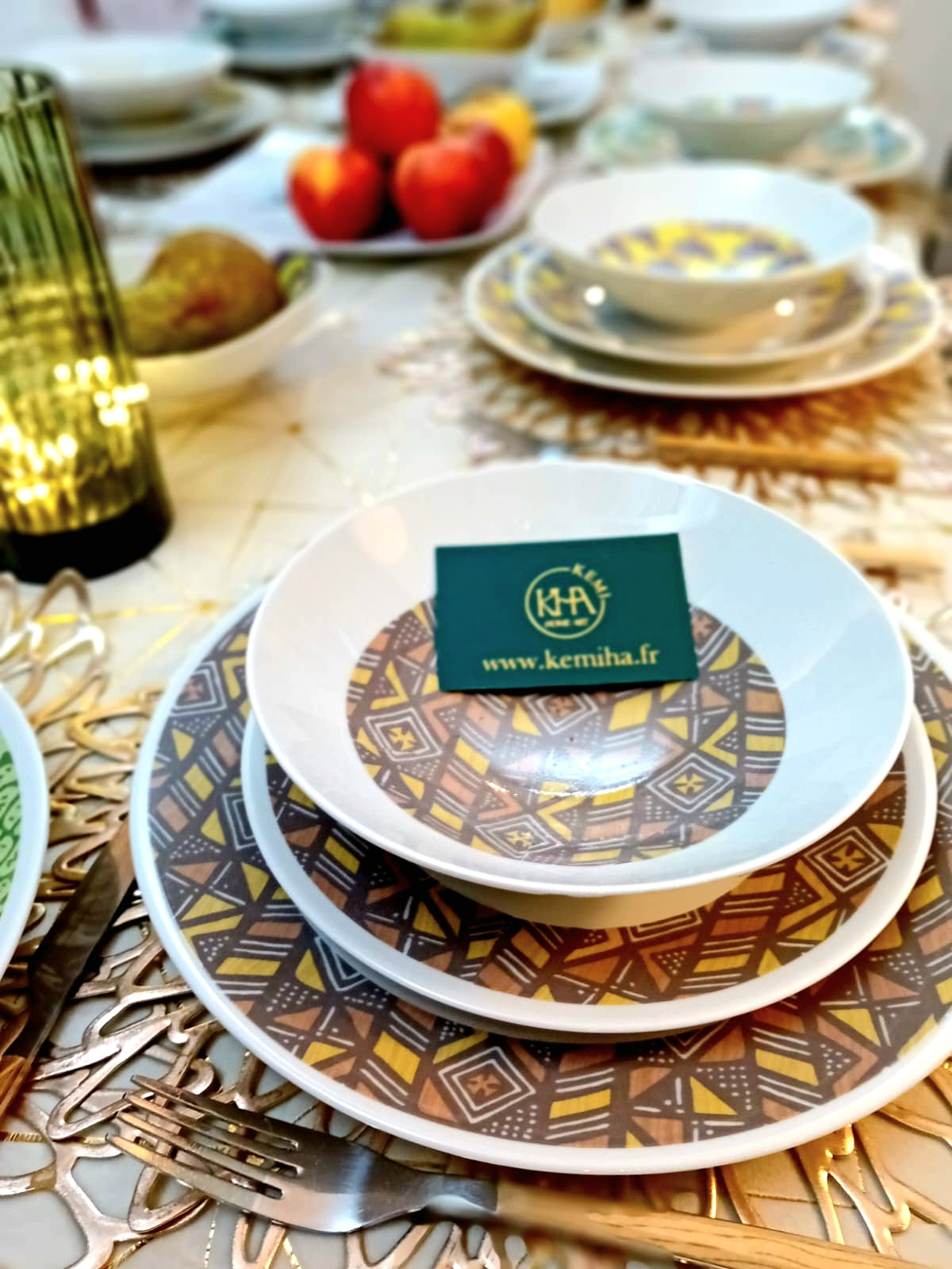 Coffret d'assiettes rondes en porcelaine fine Française fabriquées à la demande avec  motif anneaux larges Ethnique d'Afrique "Bogolan" dans coffret de 6
