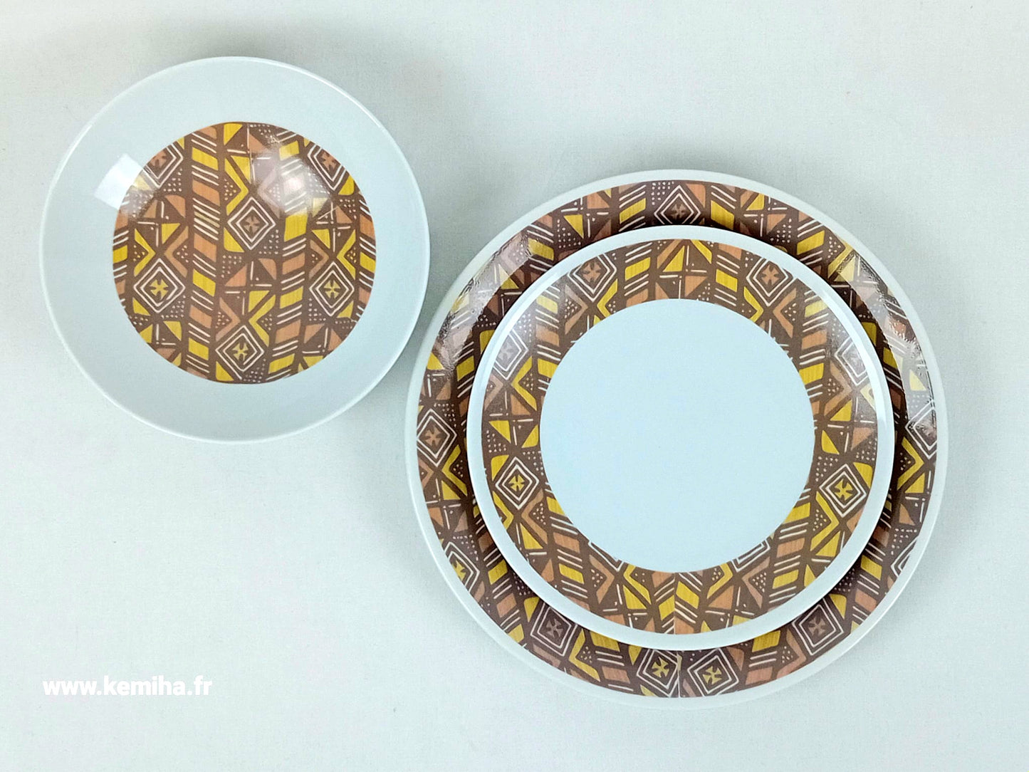Coffret d'assiettes rondes en porcelaine fine Française fabriquées à la demande avec  motif anneaux larges Ethnique d'Afrique "Bogolan" dans coffret de 6