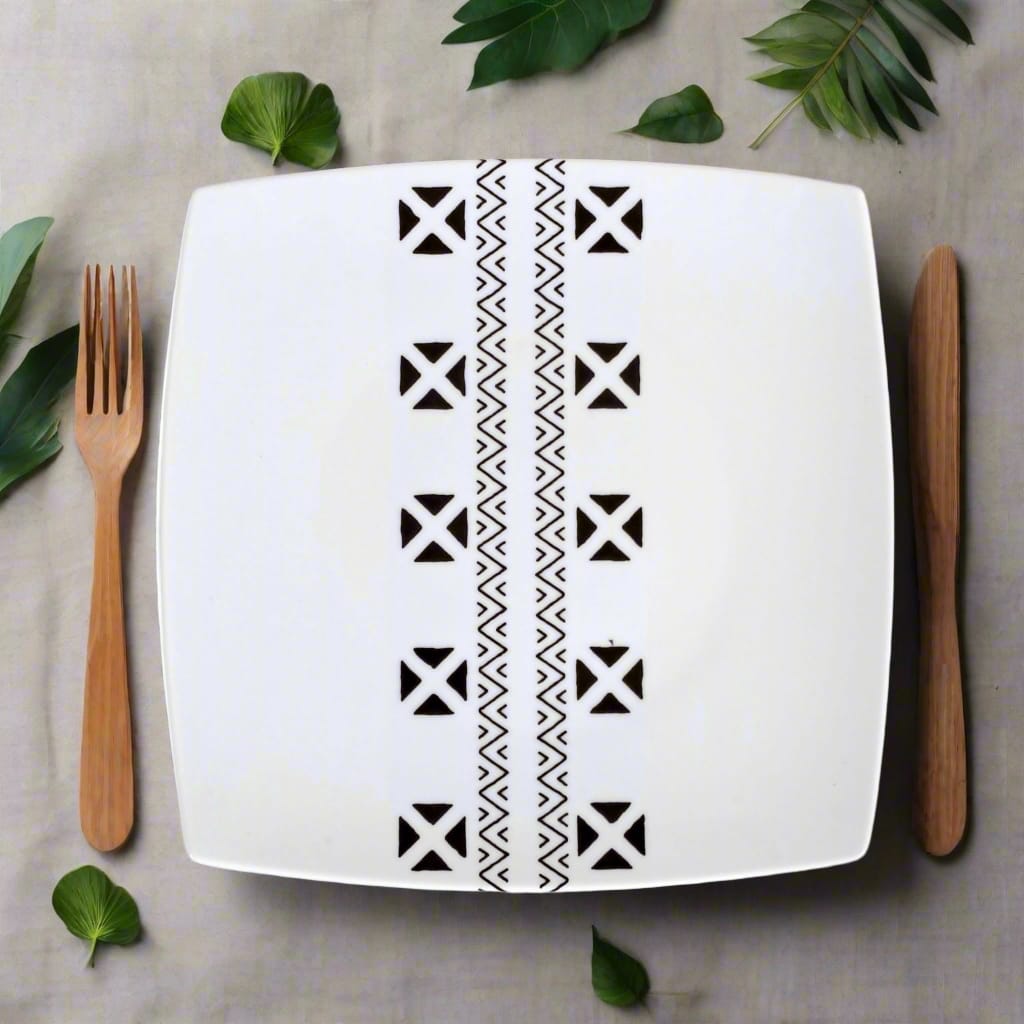 Coffret d'assiettes carrées en porcelaine fine Française fabriquées à la demande avec motif bande ethnique d'Afrique "#kente ou Kita du Ghana et Togo, présenté dans un coffret de 6 assiettes.